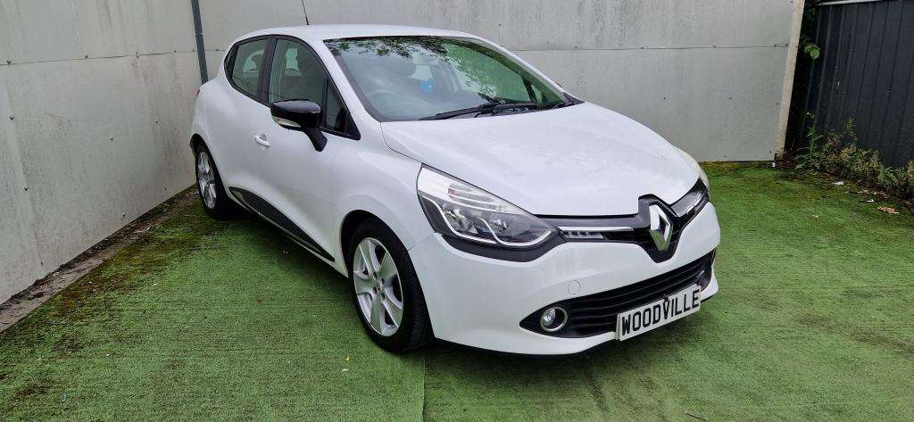 A 2014 RENAULT CLIO Dynamique Medianav A 2014 RENAULT CLIO Dynamique Medianav