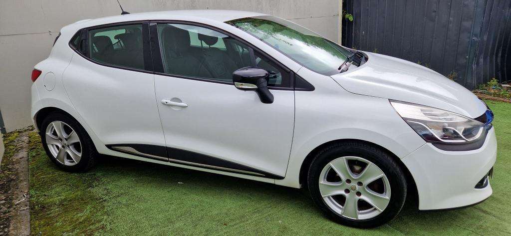 A 2014 RENAULT CLIO Dynamique Medianav A 2014 RENAULT CLIO Dynamique Medianav