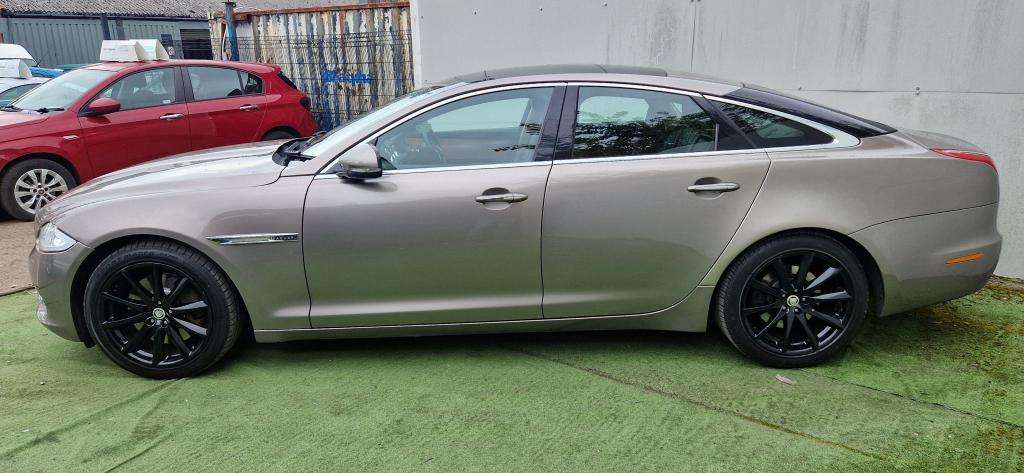 A 2011 JAGUAR XJ Luxury V6 D Auto A 2011 JAGUAR XJ Luxury V6 D Auto