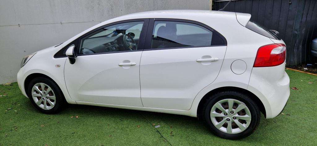 A 2013 KIA RIO 1 A 2013 KIA RIO 1