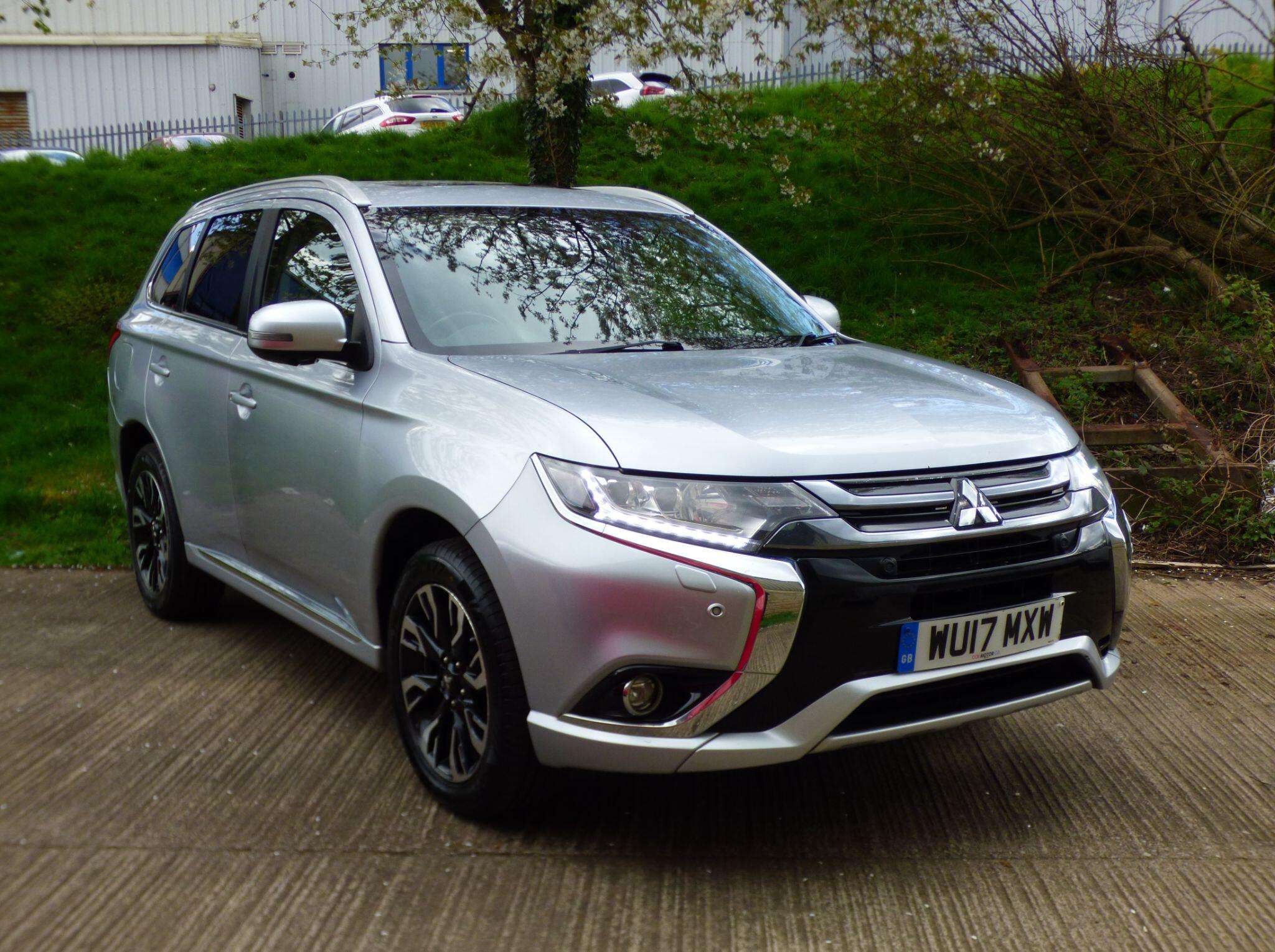 A 2017 MITSUBISHI OUTLANDER 2.0h 12kWh 4hs CVT 4WD Euro 6 (s/s) 5dr A 2017 MITSUBISHI OUTLANDER 2.0h 12kWh 4hs CVT 4WD Euro 6 (s/s) 5dr