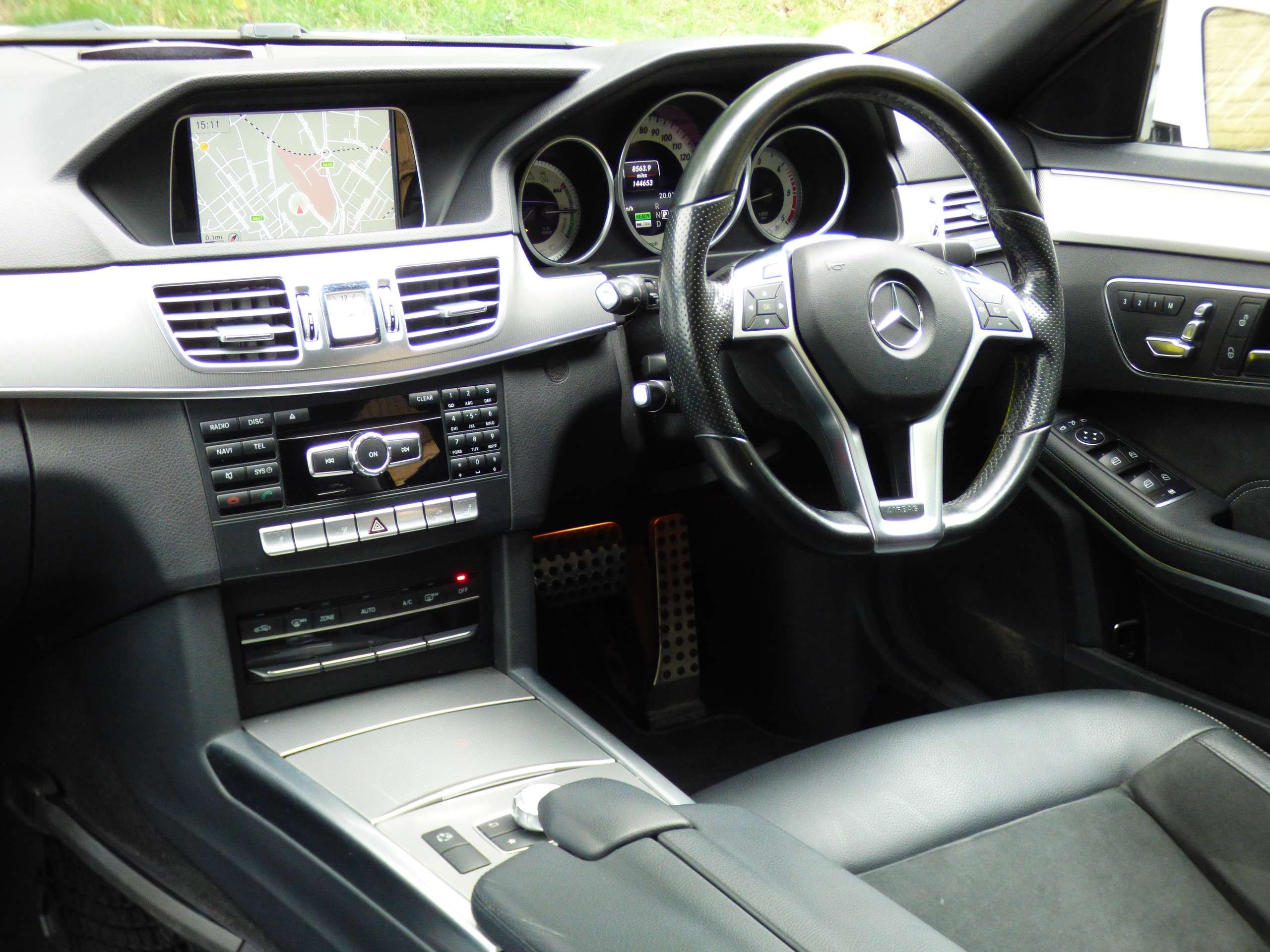 A 2015 MERCEDES-BENZ E CLASS 2.1 E300dh BlueTEC AMG Line Estate 5dr Diesel Hybrid G-Tronic+ Euro 5 (s/s) (231 ps) A 2015 MERCEDES-BENZ E CLASS 2.1 E300dh BlueTEC AMG Line Estate 5dr Diesel Hybrid G-Tronic+ Euro 5 (s/s) (231 ps)