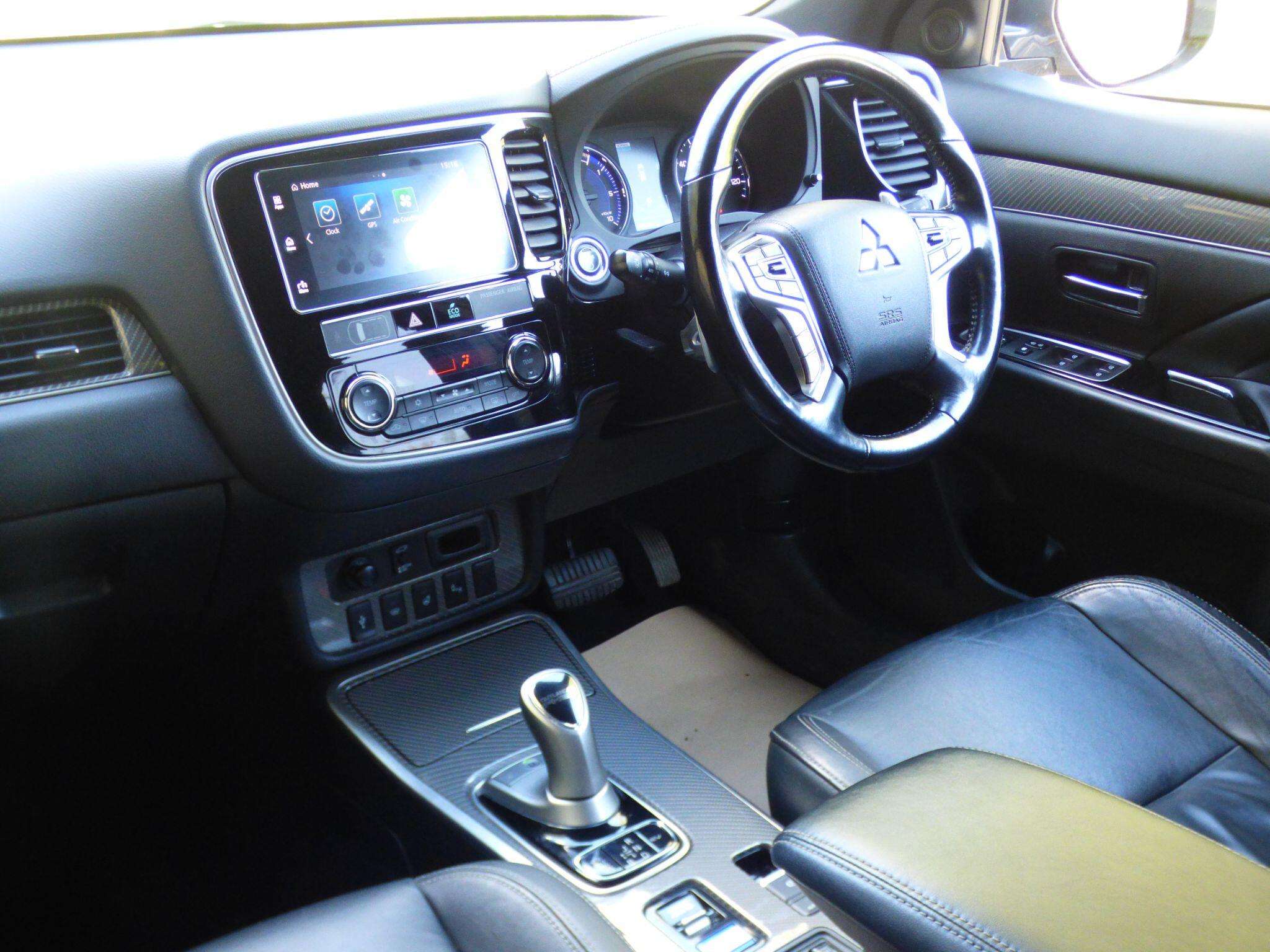A 2018 MITSUBISHI OUTLANDER 2.4h TwinMotor 13.8kWh 4h CVT 4WD Euro 6 (s/s) 5dr A 2018 MITSUBISHI OUTLANDER 2.4h TwinMotor 13.8kWh 4h CVT 4WD Euro 6 (s/s) 5dr