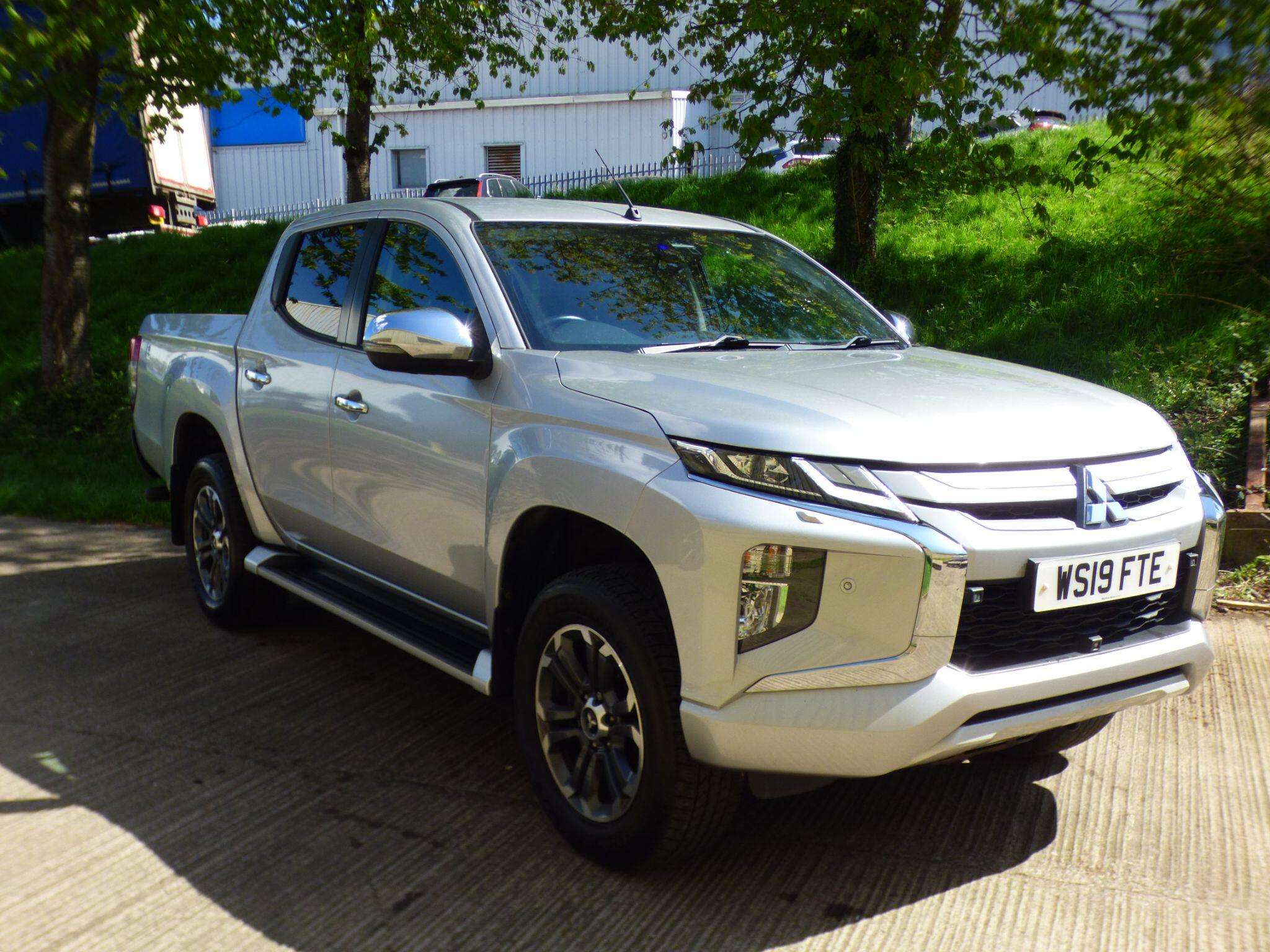 A 2019 MITSUBISHI L200 2.2 DI-D DC Barbarian X Auto 4WD Euro 6 (s/s) 4dr A 2019 MITSUBISHI L200 2.2 DI-D DC Barbarian X Auto 4WD Euro 6 (s/s) 4dr