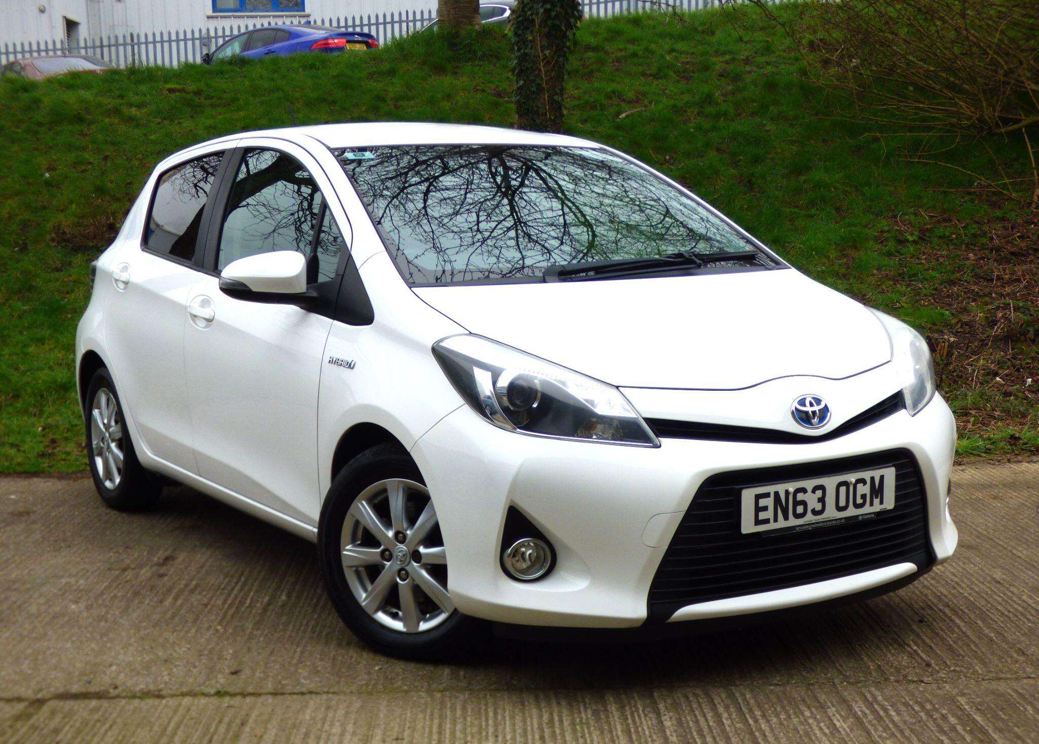 A 2014 TOYOTA YARIS 1.5 VVT-h Icon Plus CVT Euro 5 5dr A 2014 TOYOTA YARIS 1.5 VVT-h Icon Plus CVT Euro 5 5dr