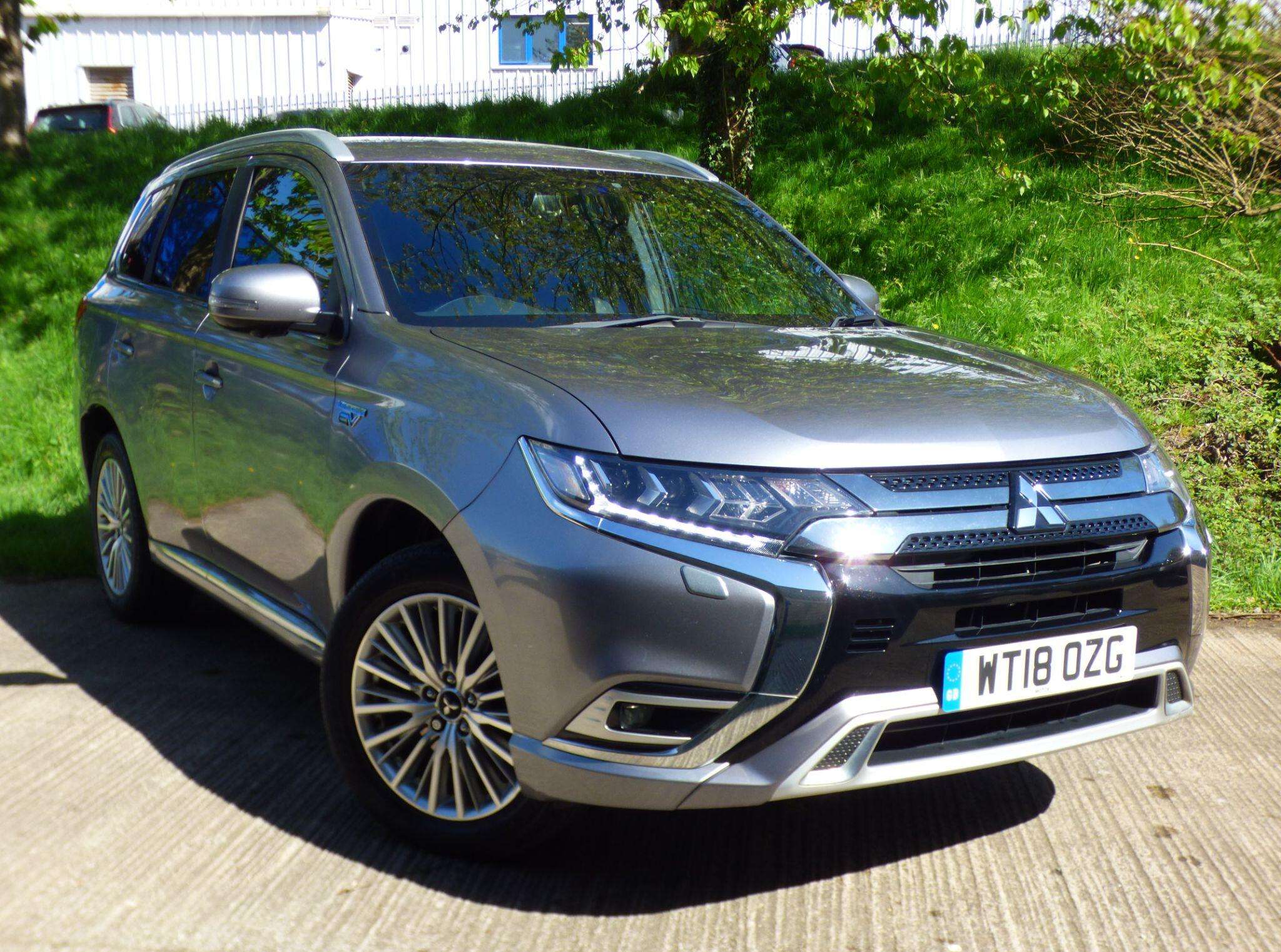 A 2018 MITSUBISHI OUTLANDER 2.4h TwinMotor 13.8kWh 4h CVT 4WD Euro 6 (s/s) 5dr A 2018 MITSUBISHI OUTLANDER 2.4h TwinMotor 13.8kWh 4h CVT 4WD Euro 6 (s/s) 5dr
