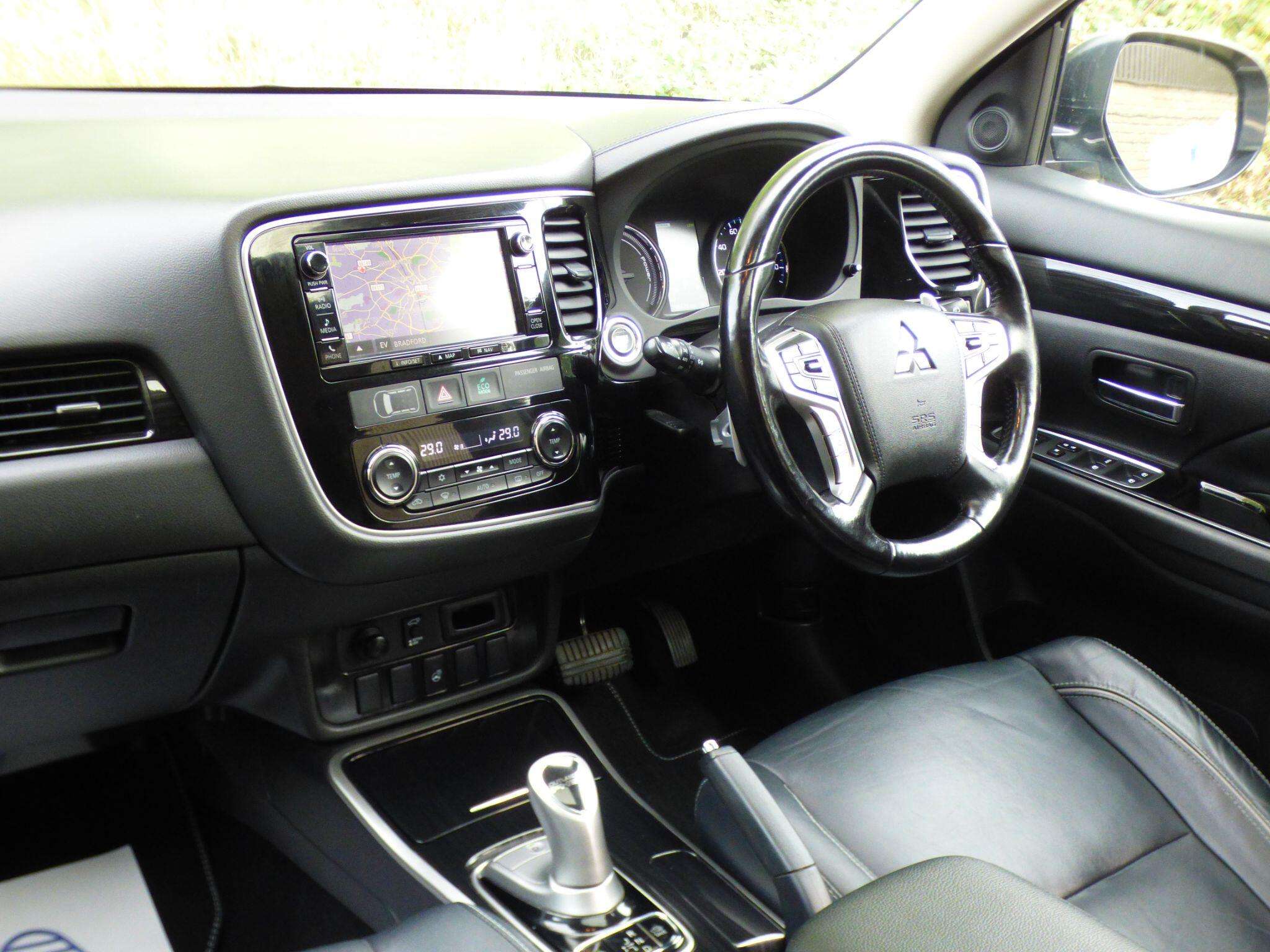 A 2016 MITSUBISHI OUTLANDER 2.0h 12kWh GX4hs CVT 4WD Euro 6 (s/s) 5dr A 2016 MITSUBISHI OUTLANDER 2.0h 12kWh GX4hs CVT 4WD Euro 6 (s/s) 5dr