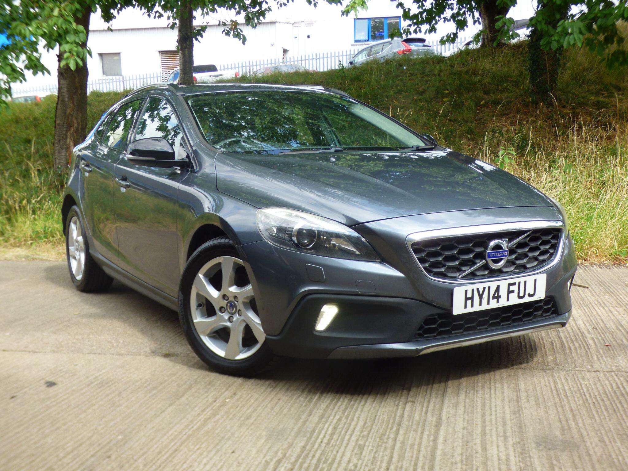 A 2014 VOLVO V40 CROSS COUNTRY 1.6 D2 Lux Powershift Euro 5 (s/s) 5dr A 2014 VOLVO V40 CROSS COUNTRY 1.6 D2 Lux Powershift Euro 5 (s/s) 5dr