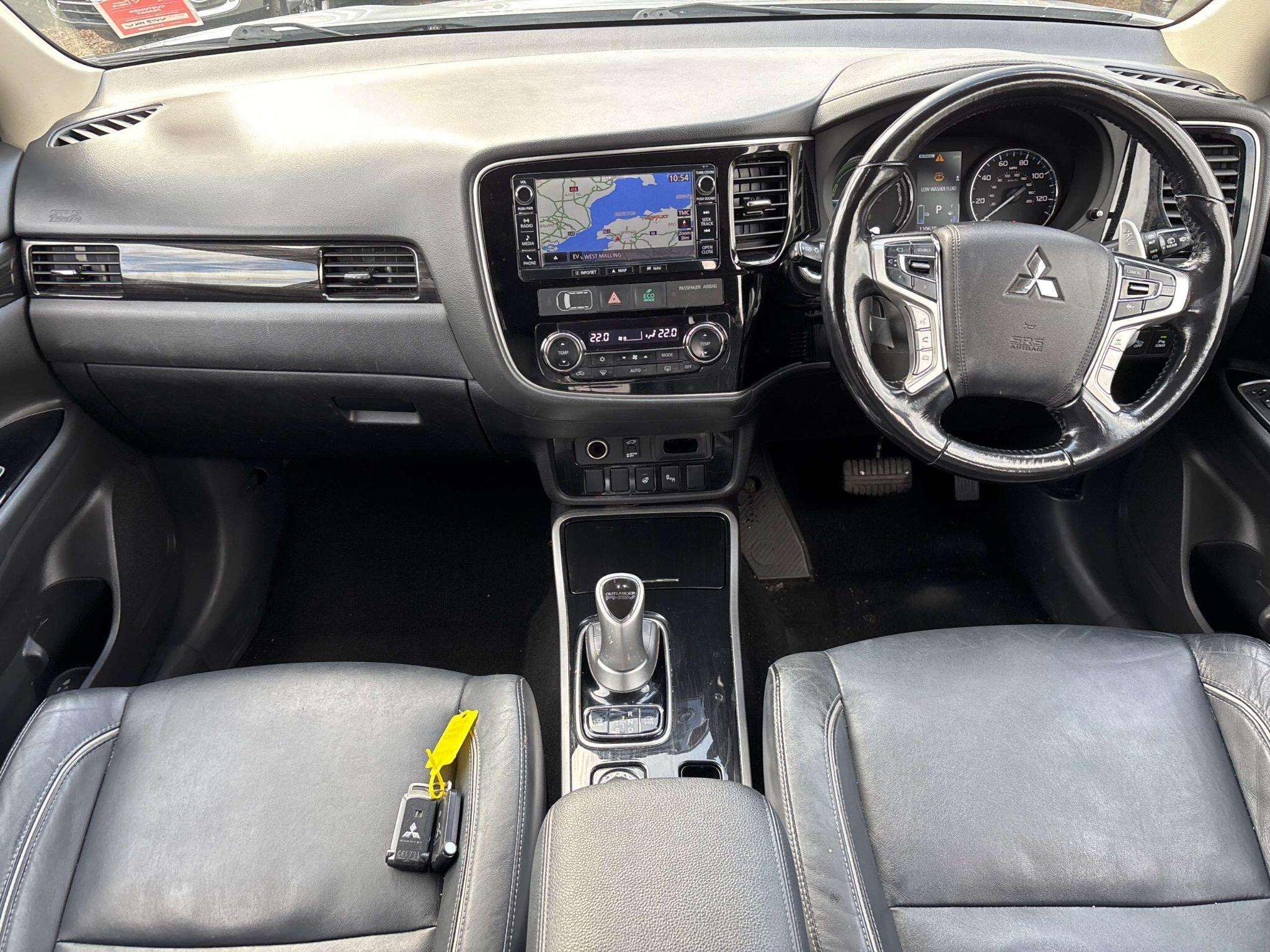 A 2017 MITSUBISHI OUTLANDER 2.0h 12kWh 4hs CVT 4WD Euro 6 (s/s) 5dr A 2017 MITSUBISHI OUTLANDER 2.0h 12kWh 4hs CVT 4WD Euro 6 (s/s) 5dr