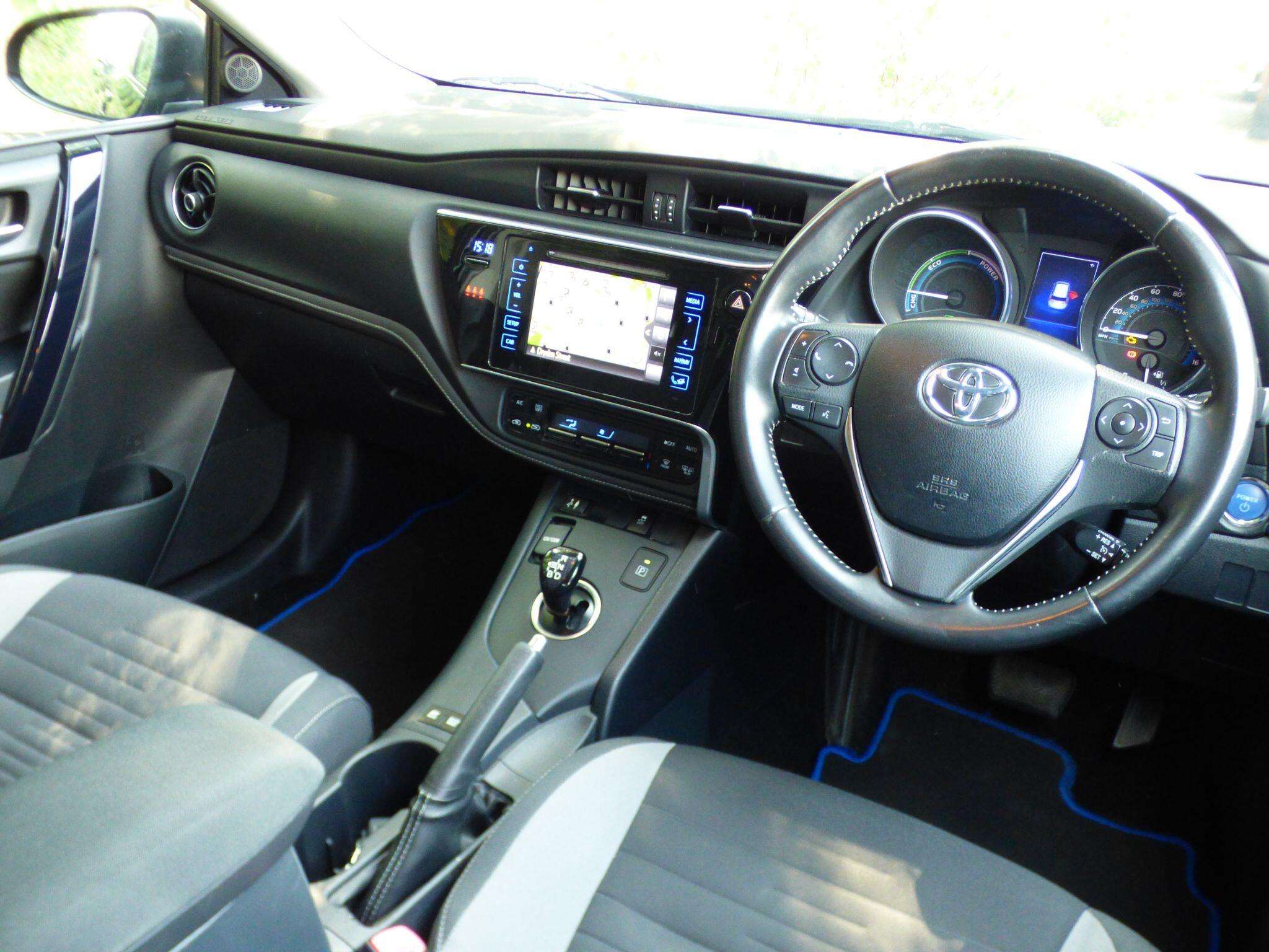 A 2016 TOYOTA AURIS 1.8 VVT-h Design CVT Euro 6 (s/s) 5dr A 2016 TOYOTA AURIS 1.8 VVT-h Design CVT Euro 6 (s/s) 5dr