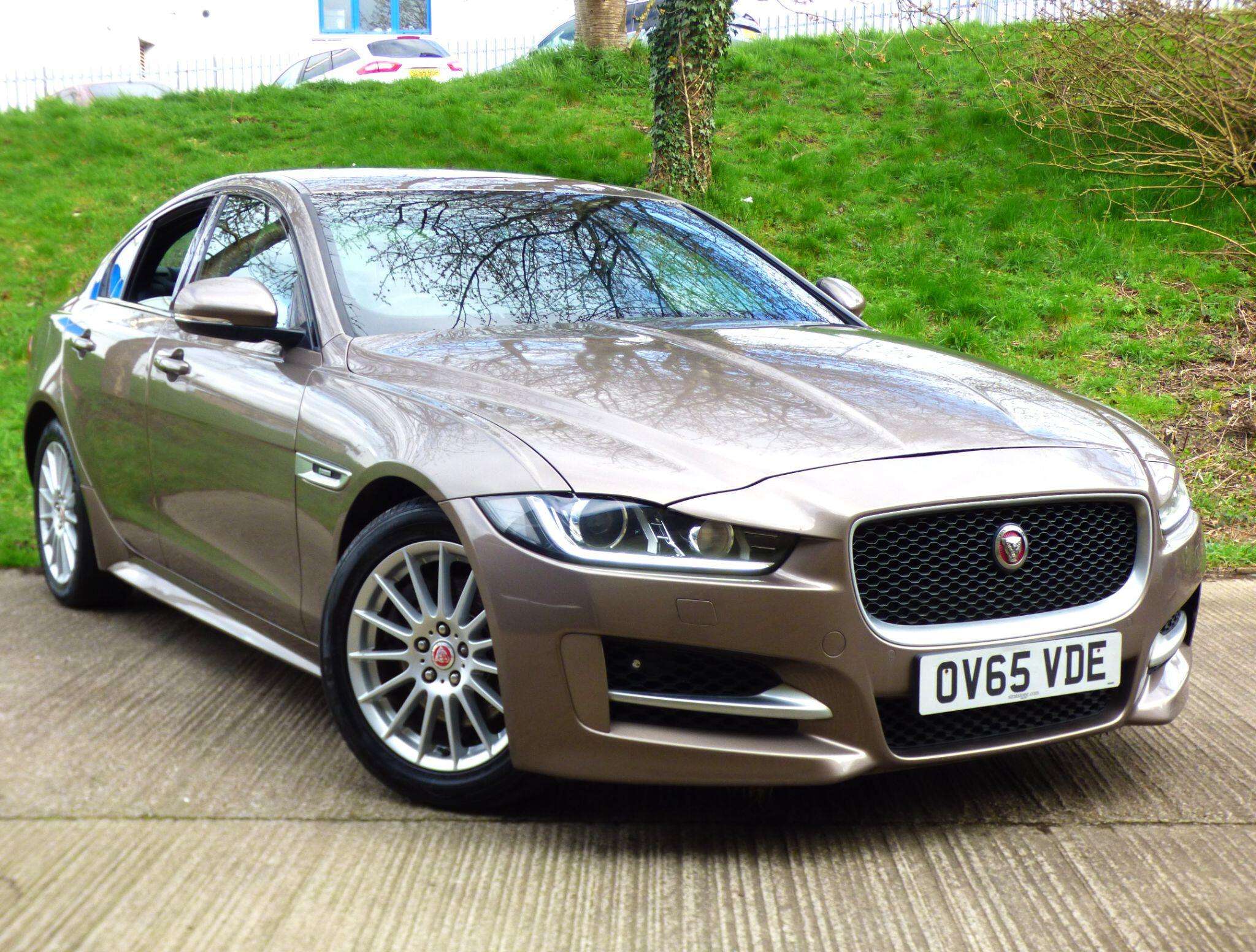 A 2015 JAGUAR XE 2.0d R-Sport Auto Euro 6 (s/s) 4dr A 2015 JAGUAR XE 2.0d R-Sport Auto Euro 6 (s/s) 4dr