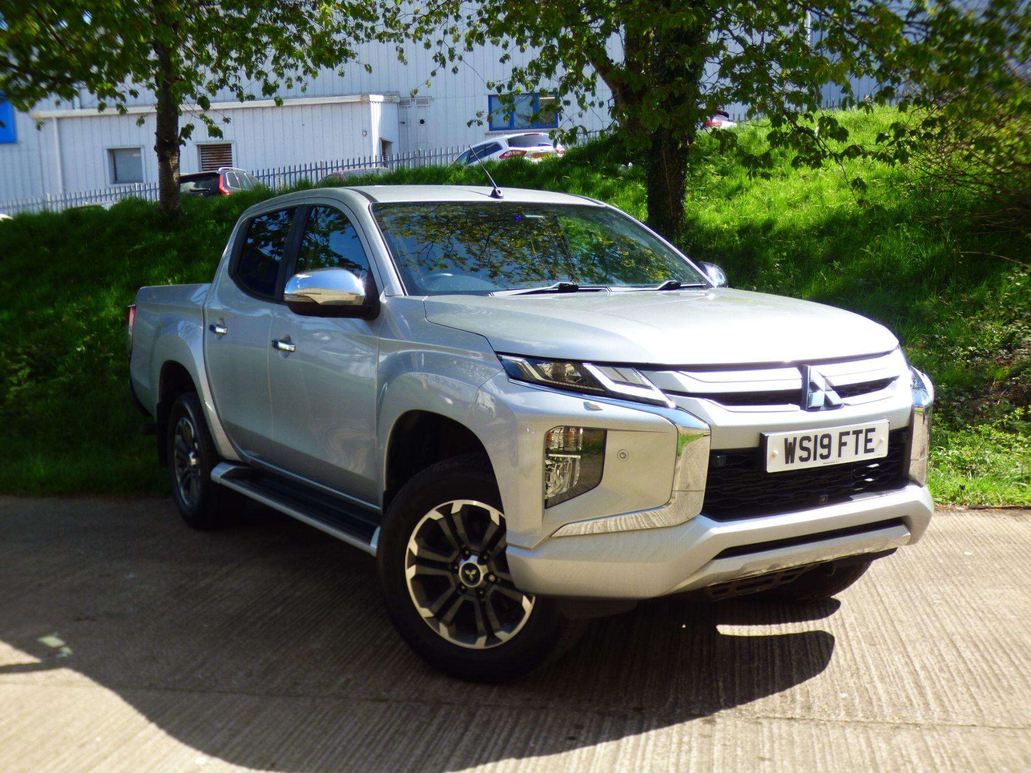 A 2019 MITSUBISHI L200 2.2 DI-D DC Barbarian X Auto 4WD Euro 6 (s/s) 4dr A 2019 MITSUBISHI L200 2.2 DI-D DC Barbarian X Auto 4WD Euro 6 (s/s) 4dr