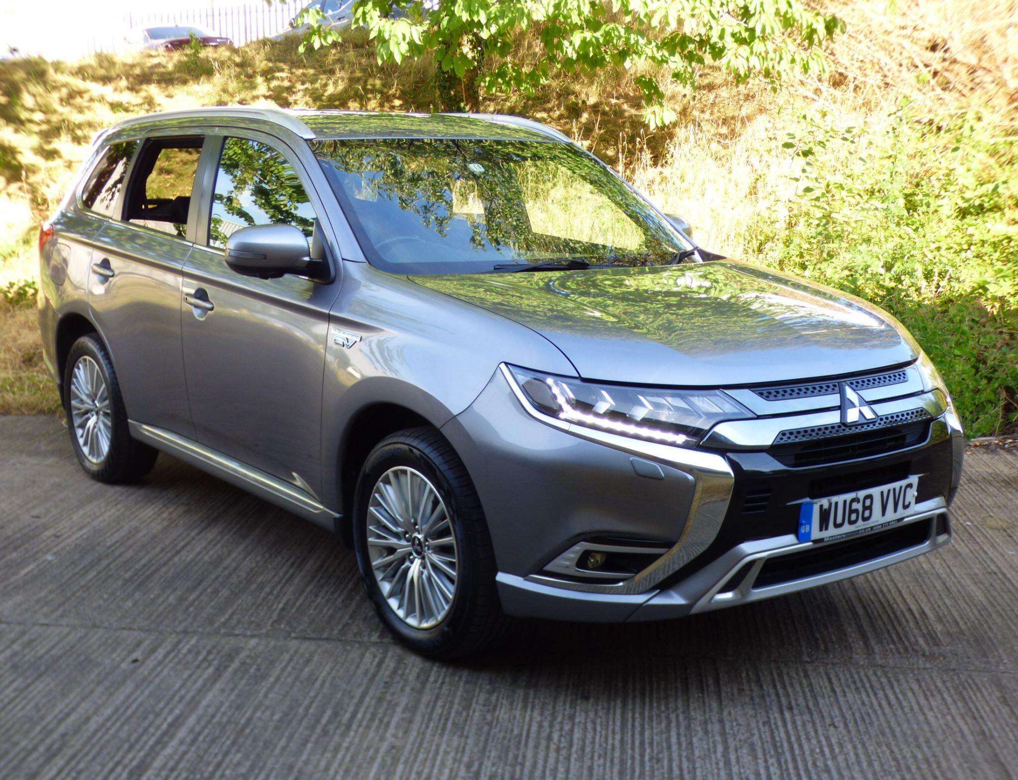 A 2018 MITSUBISHI OUTLANDER 2.4h TwinMotor 13.8kWh 4h CVT 4WD Euro 6 (s/s) 5dr A 2018 MITSUBISHI OUTLANDER 2.4h TwinMotor 13.8kWh 4h CVT 4WD Euro 6 (s/s) 5dr