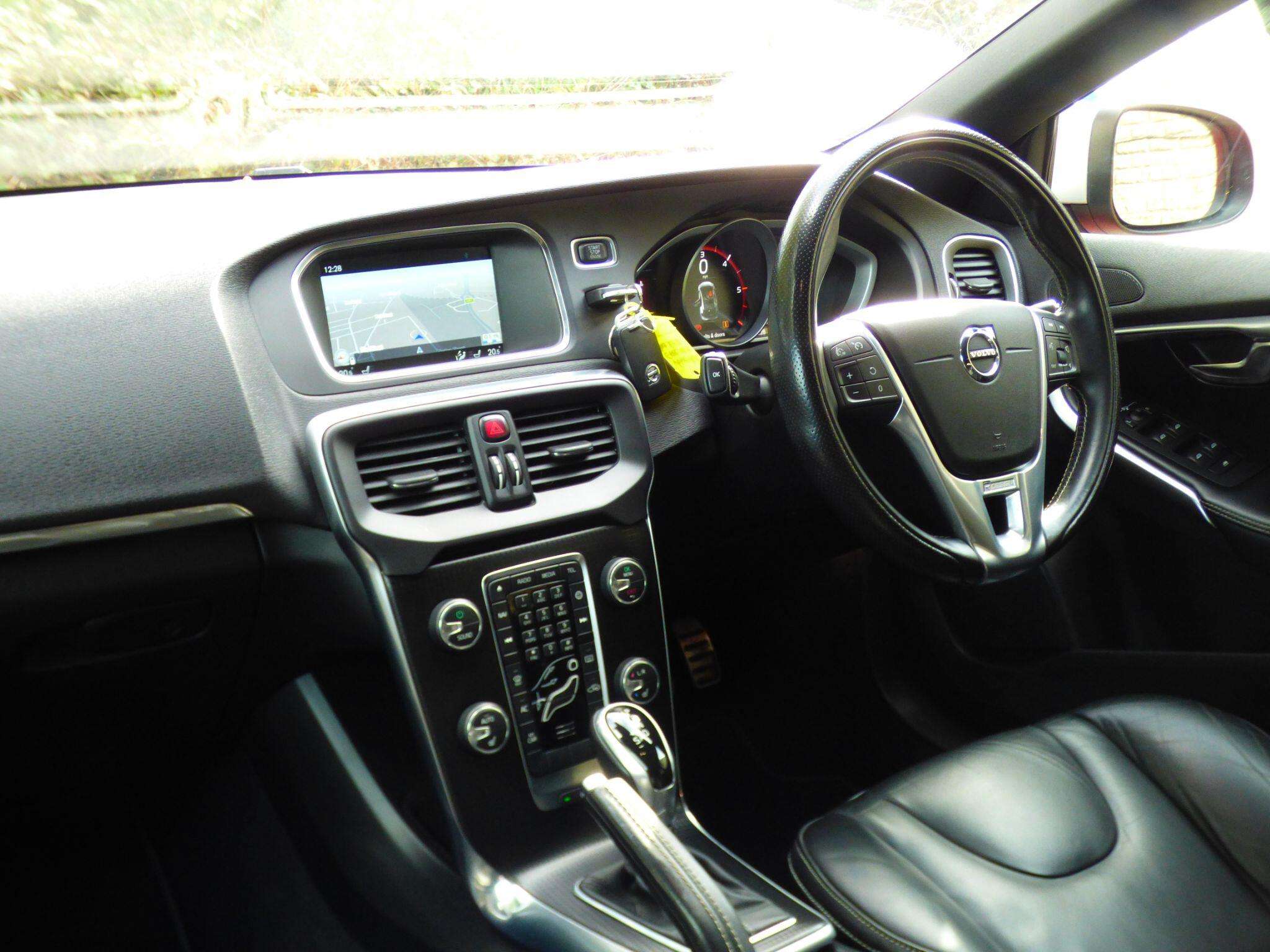 A 2016 VOLVO V40 2.0 D2 R-Design Pro Auto Euro 6 (s/s) 5dr A 2016 VOLVO V40 2.0 D2 R-Design Pro Auto Euro 6 (s/s) 5dr
