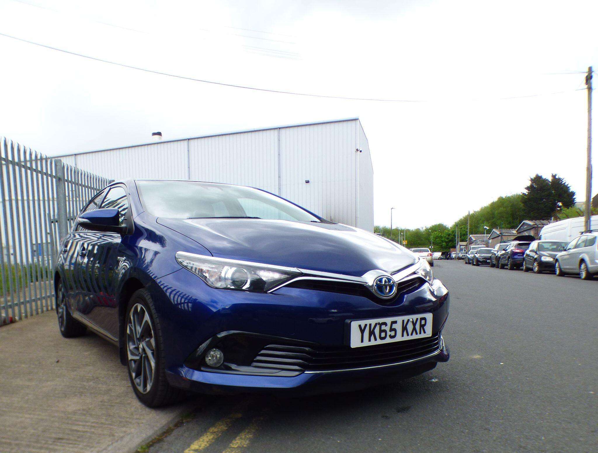 A 2015 TOYOTA AURIS 1.8 VVT-h Design CVT Euro 6 (s/s) 5dr (Safety Sense) A 2015 TOYOTA AURIS 1.8 VVT-h Design CVT Euro 6 (s/s) 5dr (Safety Sense)