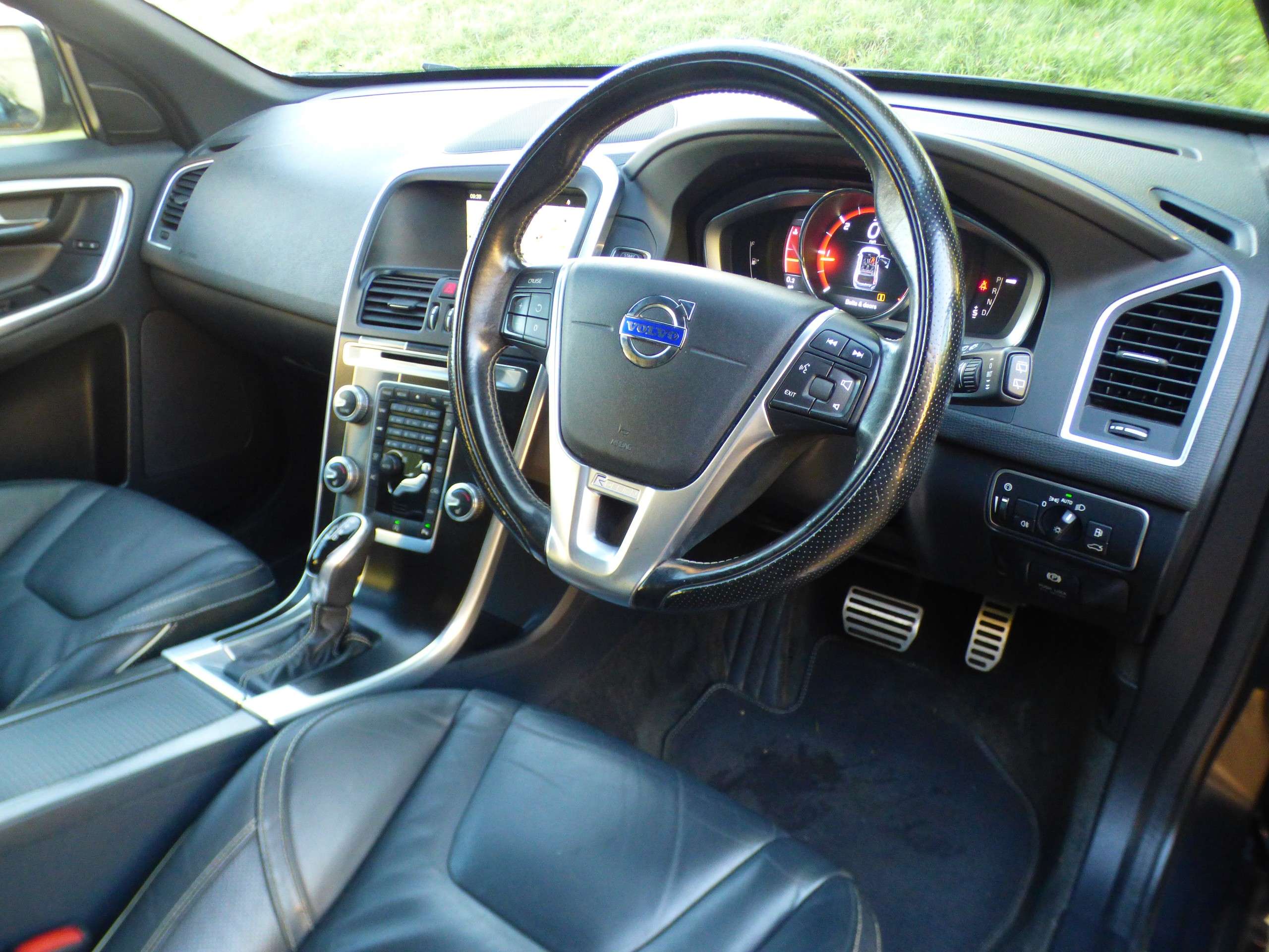 A 2014 VOLVO XC60 2.0 D4 R-Design Lux Nav SUV 5dr Diesel Geartronic Euro 6 (s/s) (181 ps) A 2014 VOLVO XC60 2.0 D4 R-Design Lux Nav SUV 5dr Diesel Geartronic Euro 6 (s/s) (181 ps)