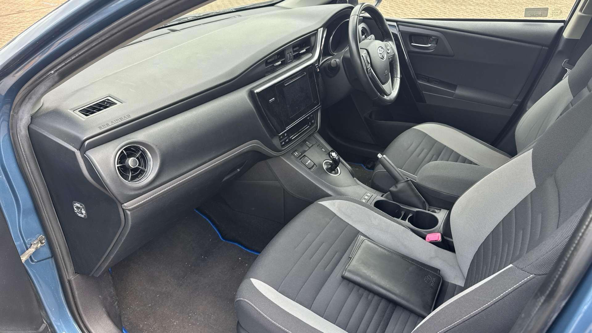 A 2016 TOYOTA AURIS 1.8 VVT-h Icon CVT Euro 6 (s/s) 5dr (Safety Sense) A 2016 TOYOTA AURIS 1.8 VVT-h Icon CVT Euro 6 (s/s) 5dr (Safety Sense)