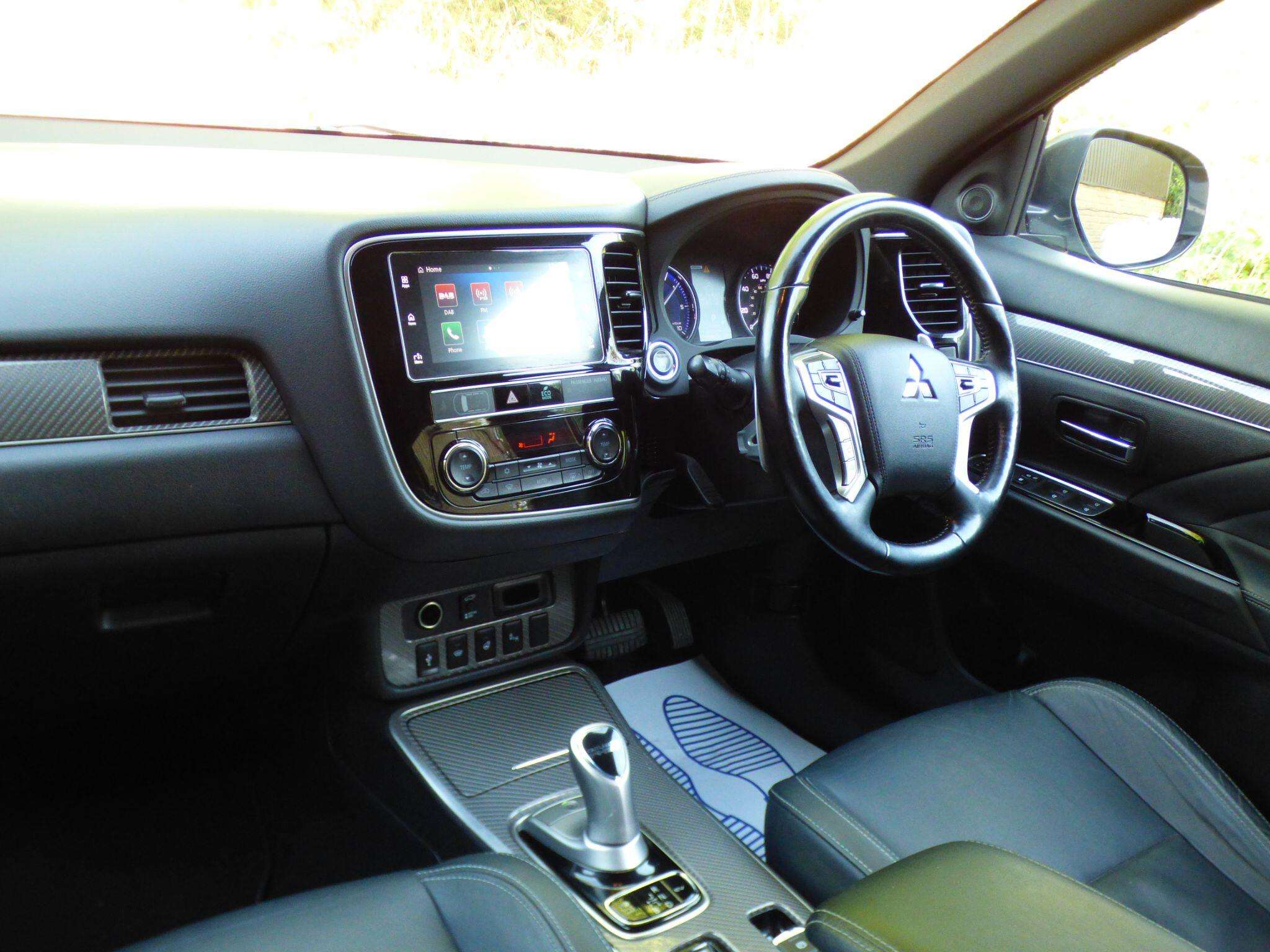 A 2018 MITSUBISHI OUTLANDER 2.4h TwinMotor 13.8kWh 4h CVT 4WD Euro 6 (s/s) 5dr A 2018 MITSUBISHI OUTLANDER 2.4h TwinMotor 13.8kWh 4h CVT 4WD Euro 6 (s/s) 5dr