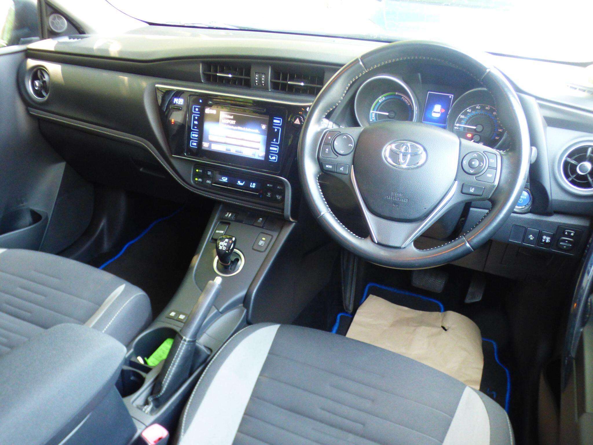 A 2016 TOYOTA AURIS 1.8 VVT-h Icon CVT Euro 6 (s/s) 5dr (Safety Sense) A 2016 TOYOTA AURIS 1.8 VVT-h Icon CVT Euro 6 (s/s) 5dr (Safety Sense)
