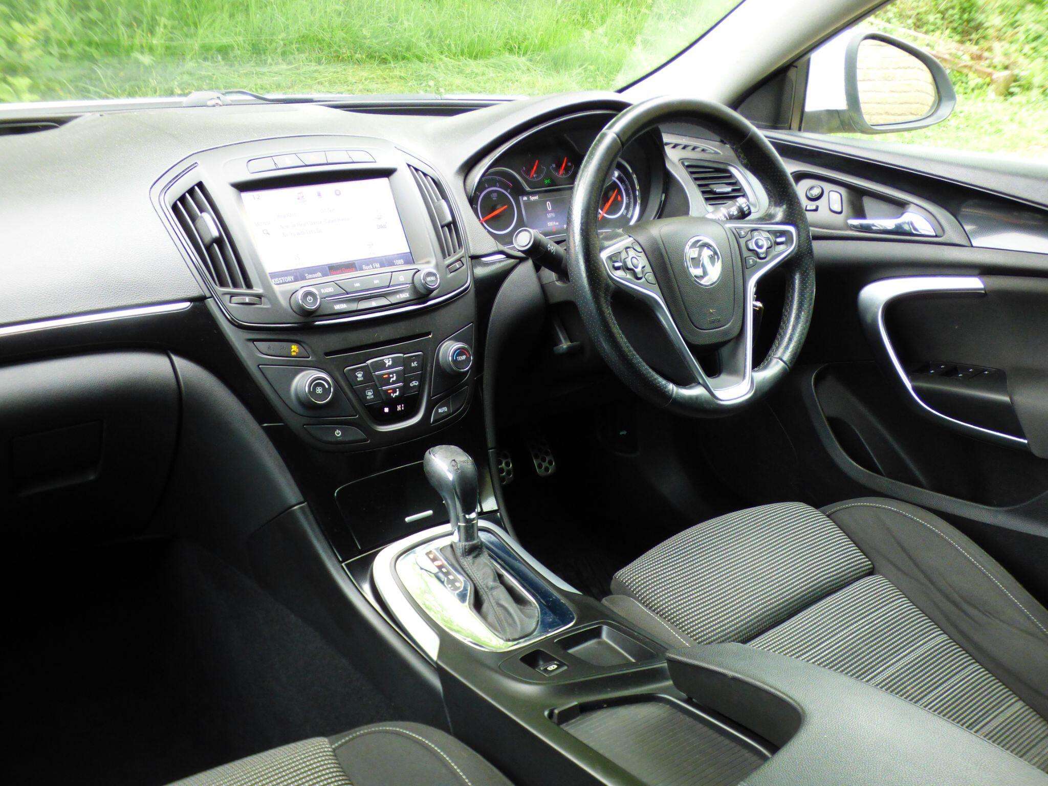 A 2015 VAUXHALL INSIGNIA 2.0 CDTi SRi Nav Auto Euro 5 5dr A 2015 VAUXHALL INSIGNIA 2.0 CDTi SRi Nav Auto Euro 5 5dr