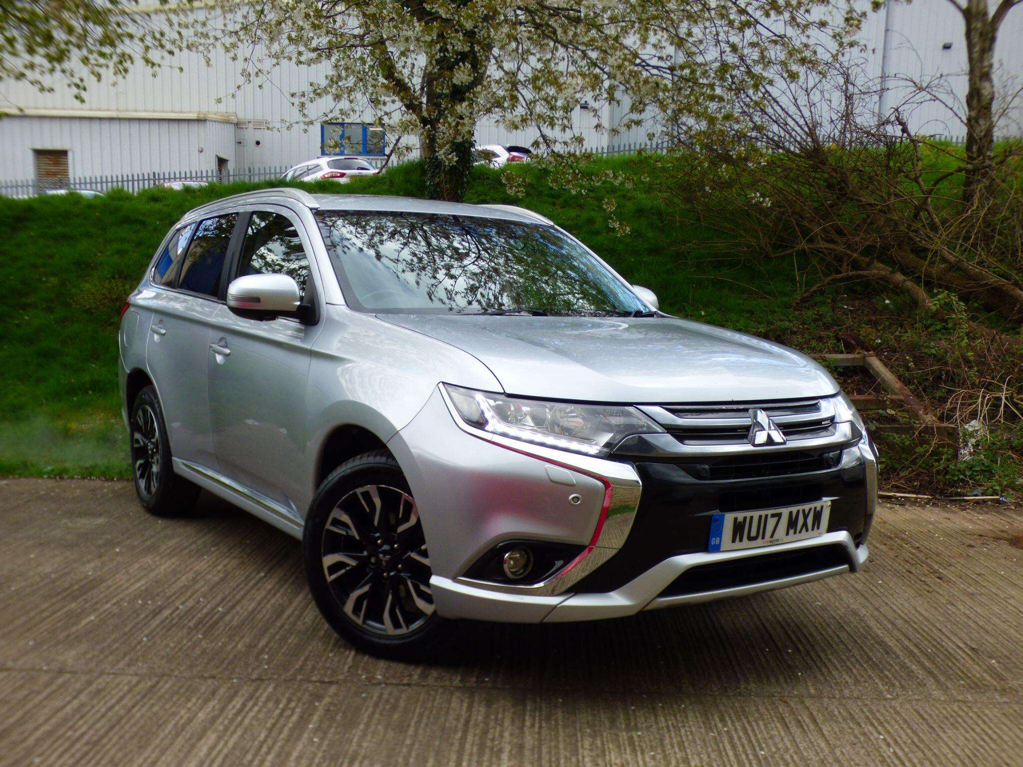 A 2017 MITSUBISHI OUTLANDER 2.0h 12kWh 4hs CVT 4WD Euro 6 (s/s) 5dr A 2017 MITSUBISHI OUTLANDER 2.0h 12kWh 4hs CVT 4WD Euro 6 (s/s) 5dr