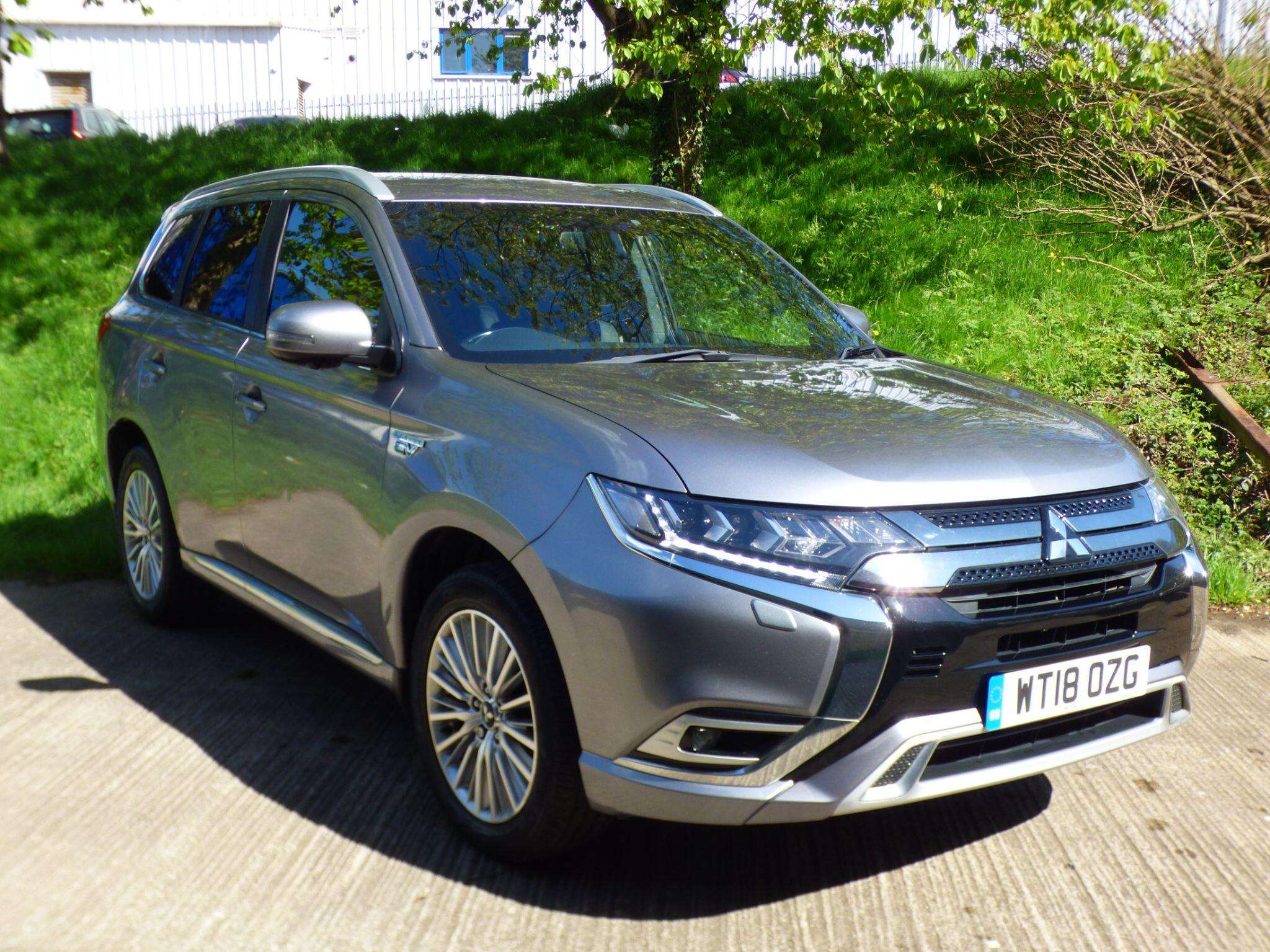 A 2018 MITSUBISHI OUTLANDER 2.4h TwinMotor 13.8kWh 4h CVT 4WD Euro 6 (s/s) 5dr A 2018 MITSUBISHI OUTLANDER 2.4h TwinMotor 13.8kWh 4h CVT 4WD Euro 6 (s/s) 5dr