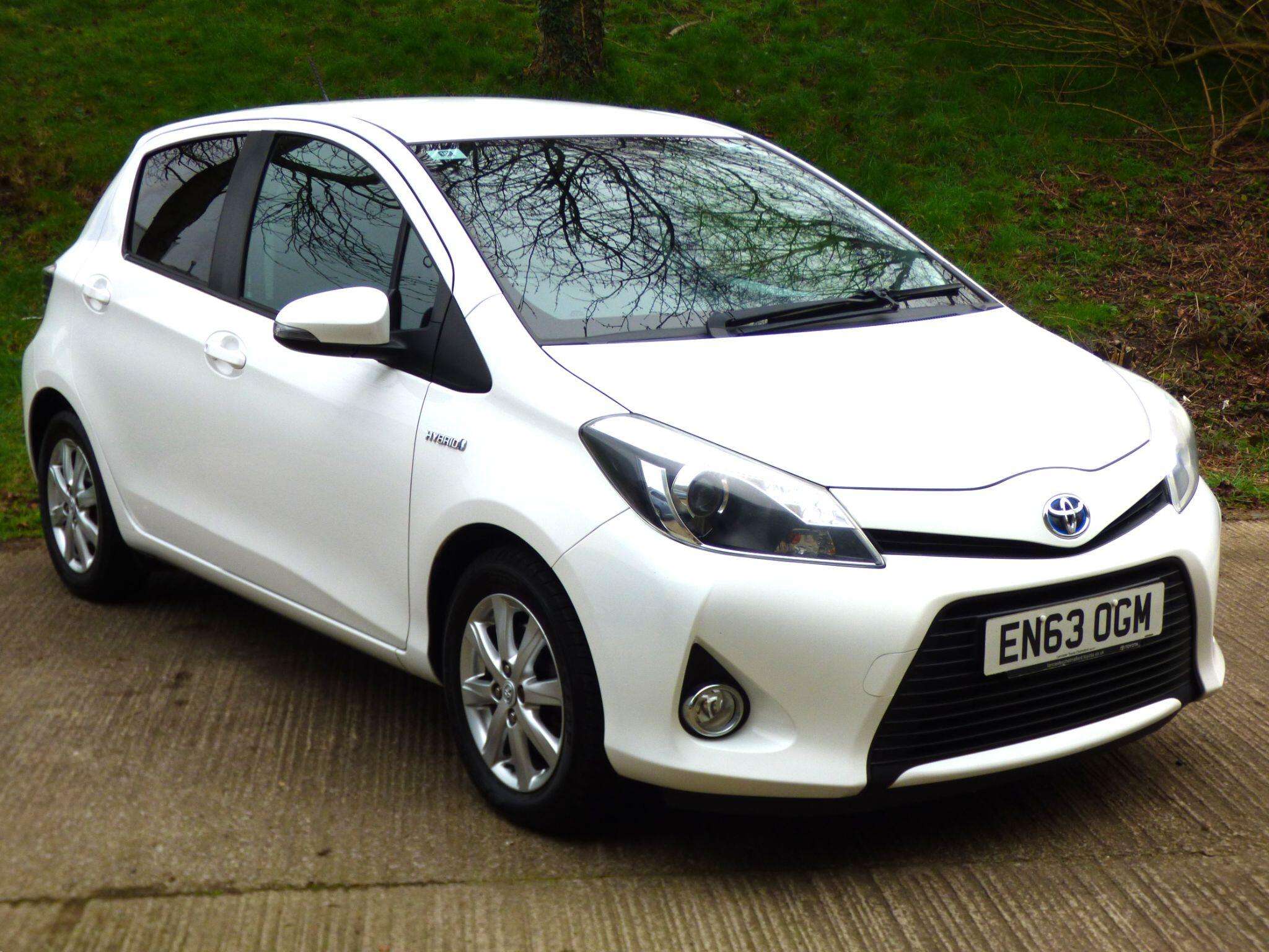 A 2014 TOYOTA YARIS 1.5 VVT-h Icon Plus CVT Euro 5 5dr A 2014 TOYOTA YARIS 1.5 VVT-h Icon Plus CVT Euro 5 5dr