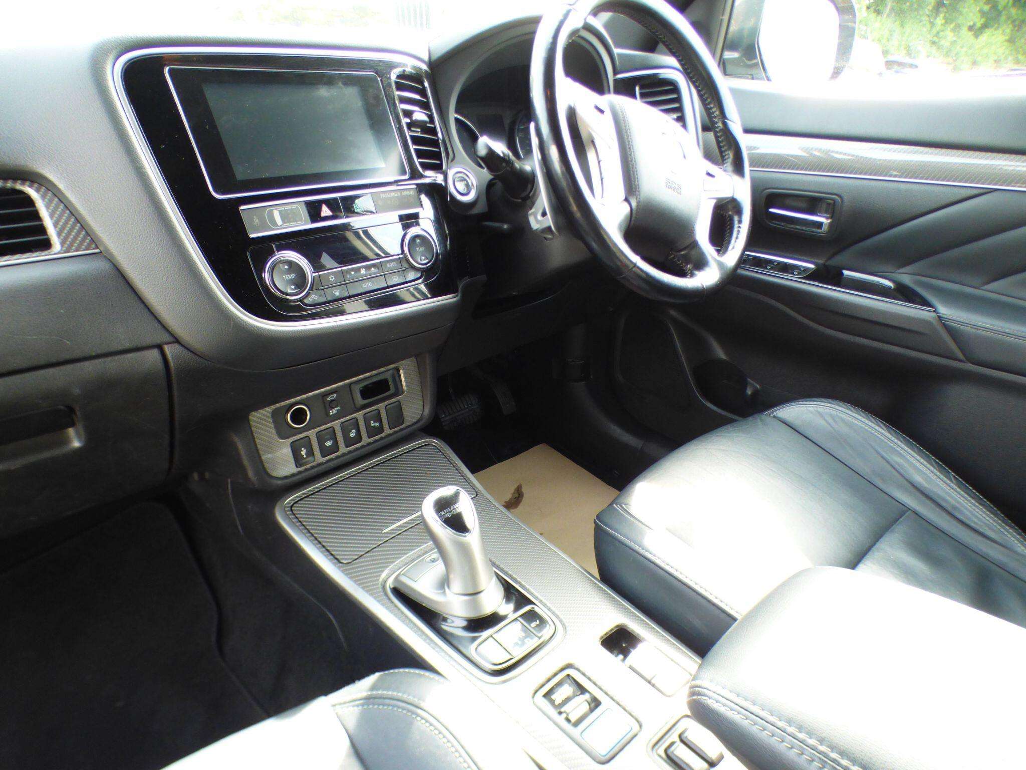 A 2018 MITSUBISHI OUTLANDER 2.4h TwinMotor 13.8kWh 4h CVT 4WD Euro 6 (s/s) 5dr A 2018 MITSUBISHI OUTLANDER 2.4h TwinMotor 13.8kWh 4h CVT 4WD Euro 6 (s/s) 5dr