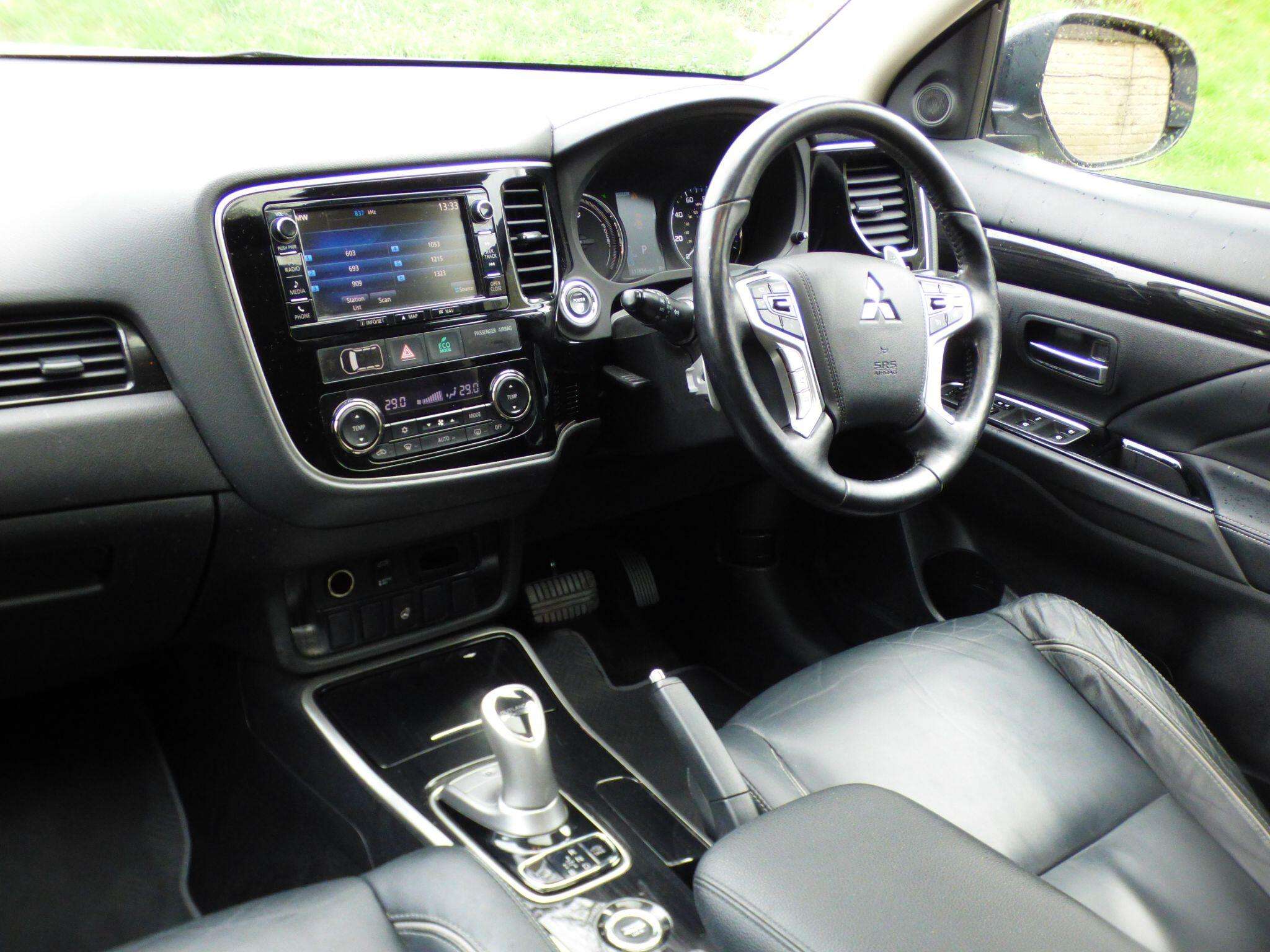 A 2016 MITSUBISHI OUTLANDER 2.0h 12kWh GX4h CVT 4WD Euro 6 (s/s) 5dr A 2016 MITSUBISHI OUTLANDER 2.0h 12kWh GX4h CVT 4WD Euro 6 (s/s) 5dr