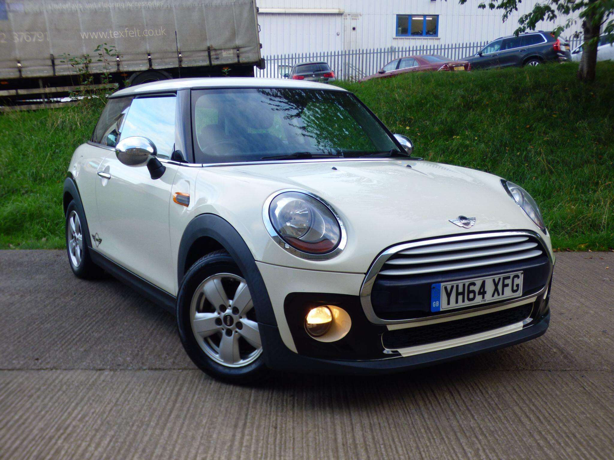A 2014 MINI HATCH 1.5 Cooper Euro 6 (s/s) 3dr A 2014 MINI HATCH 1.5 Cooper Euro 6 (s/s) 3dr