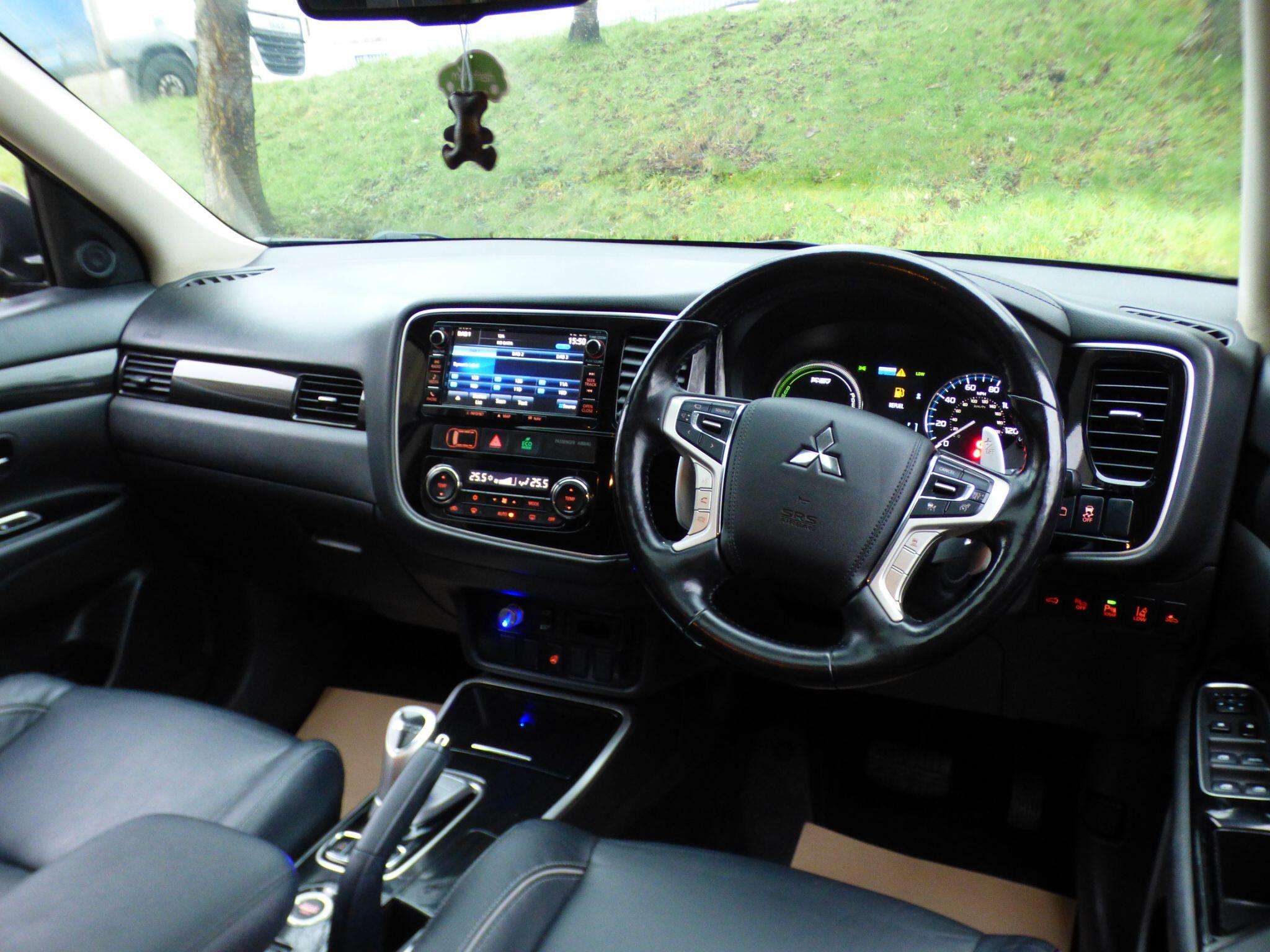 A 2016 MITSUBISHI OUTLANDER 2.0h 12kWh GX4hs CVT 4WD Euro 6 (s/s) 5dr A 2016 MITSUBISHI OUTLANDER 2.0h 12kWh GX4hs CVT 4WD Euro 6 (s/s) 5dr