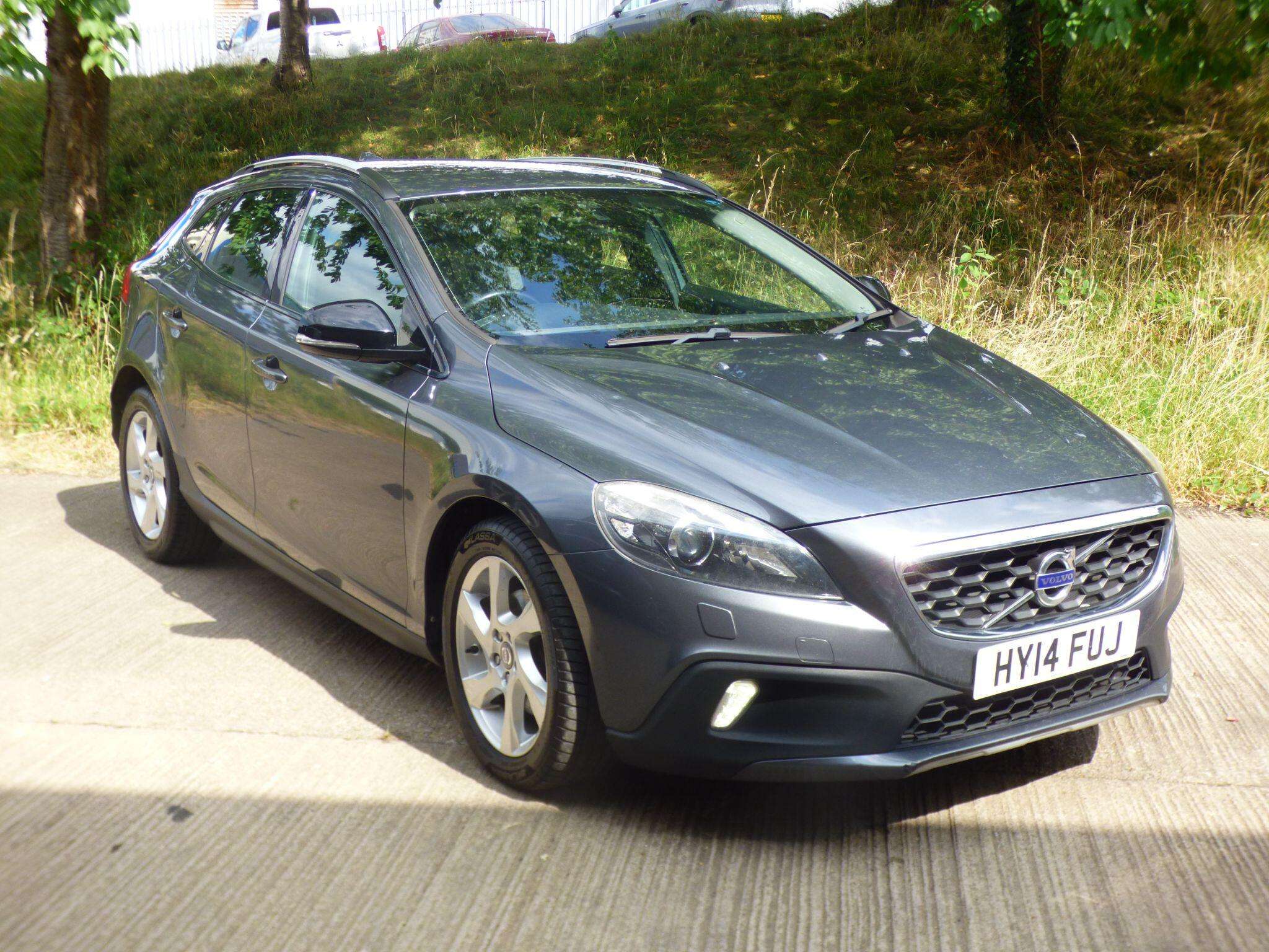 A 2014 VOLVO V40 CROSS COUNTRY 1.6 D2 Lux Powershift Euro 5 (s/s) 5dr A 2014 VOLVO V40 CROSS COUNTRY 1.6 D2 Lux Powershift Euro 5 (s/s) 5dr