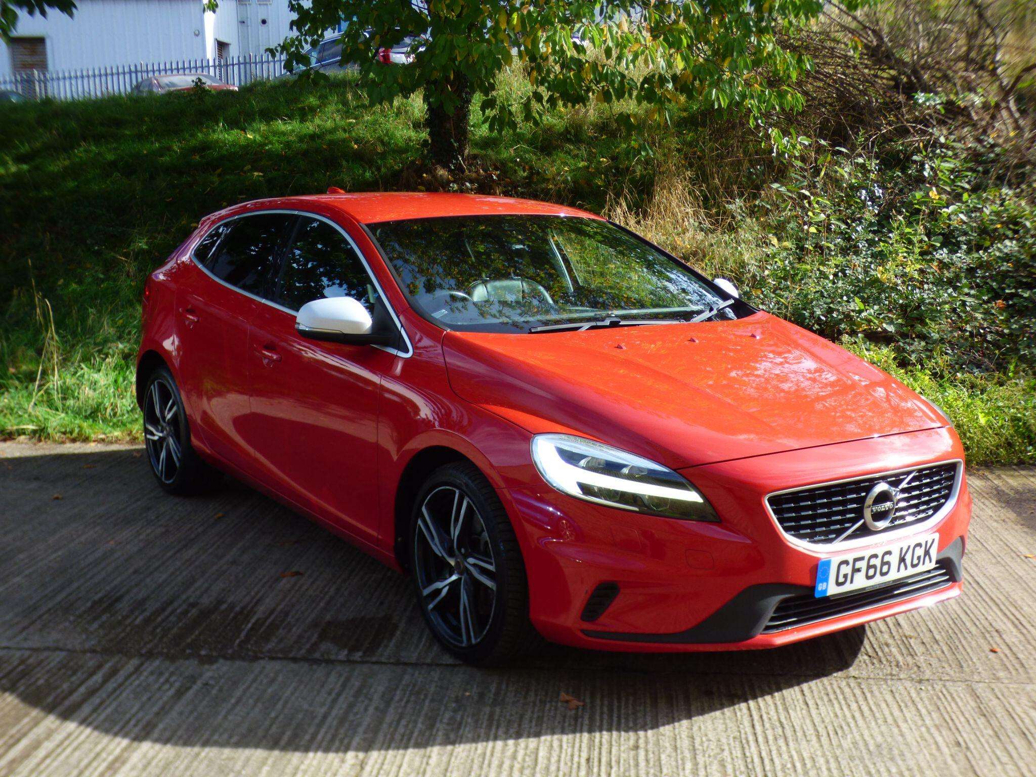 A 2016 VOLVO V40 2.0 D2 R-Design Pro Auto Euro 6 (s/s) 5dr A 2016 VOLVO V40 2.0 D2 R-Design Pro Auto Euro 6 (s/s) 5dr
