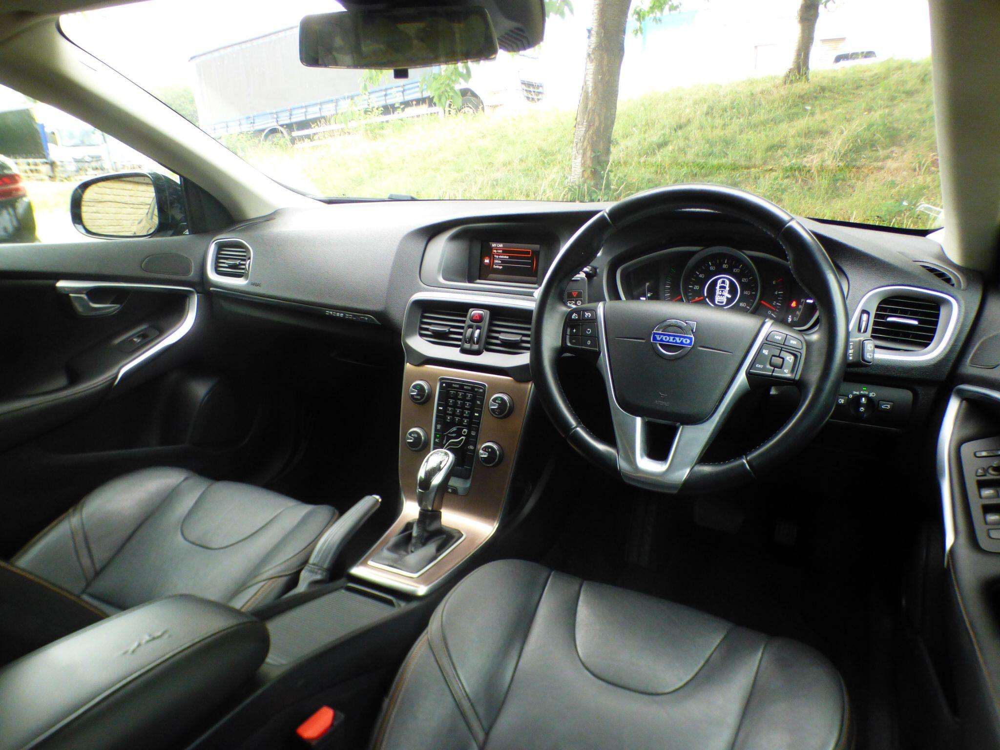 A 2014 VOLVO V40 CROSS COUNTRY 1.6 D2 Lux Powershift Euro 5 (s/s) 5dr A 2014 VOLVO V40 CROSS COUNTRY 1.6 D2 Lux Powershift Euro 5 (s/s) 5dr