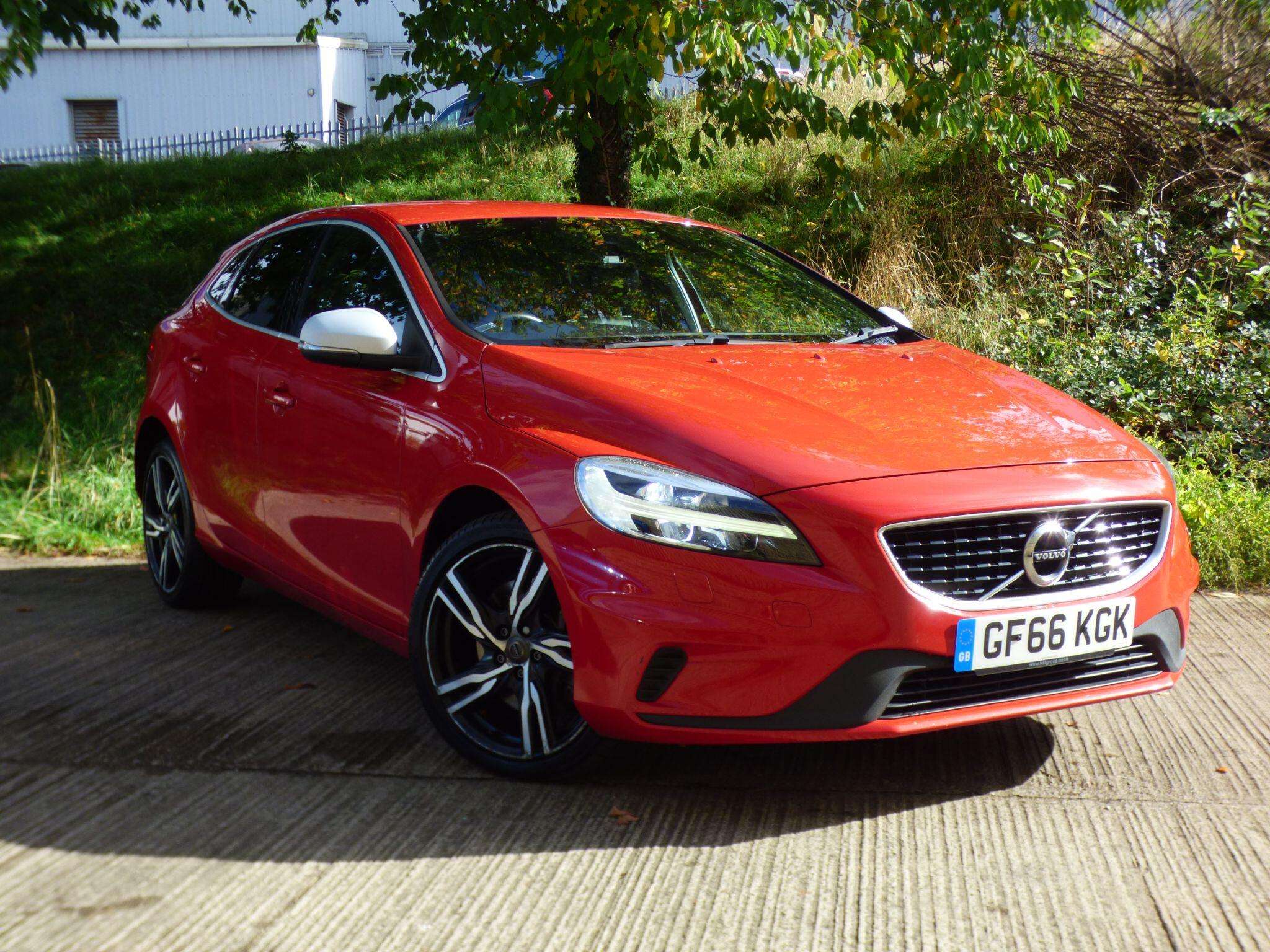 A 2016 VOLVO V40 2.0 D2 R-Design Pro Auto Euro 6 (s/s) 5dr A 2016 VOLVO V40 2.0 D2 R-Design Pro Auto Euro 6 (s/s) 5dr