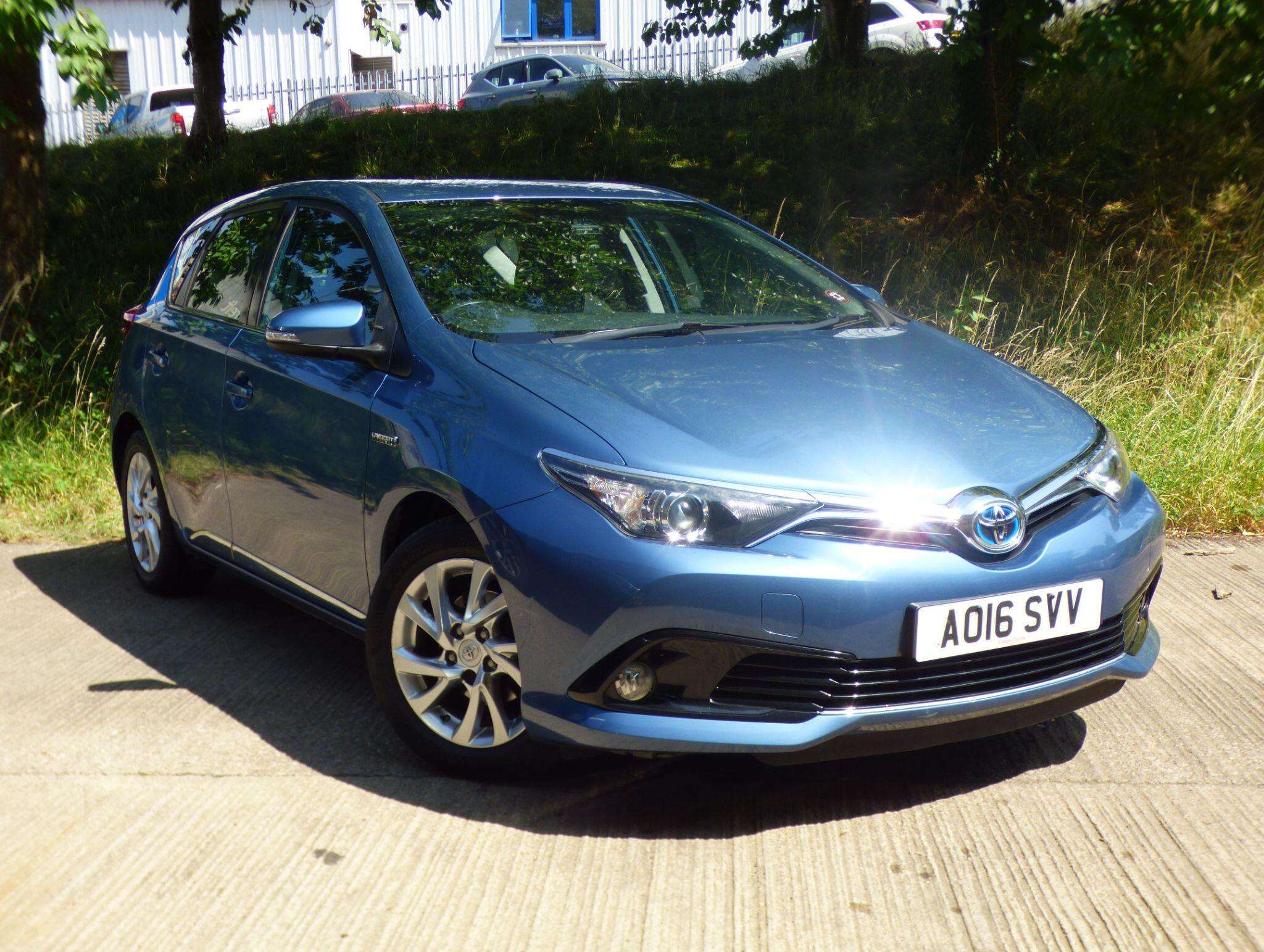 A 2016 TOYOTA AURIS 1.8 VVT-h Icon CVT Euro 6 (s/s) 5dr (Safety Sense) A 2016 TOYOTA AURIS 1.8 VVT-h Icon CVT Euro 6 (s/s) 5dr (Safety Sense)