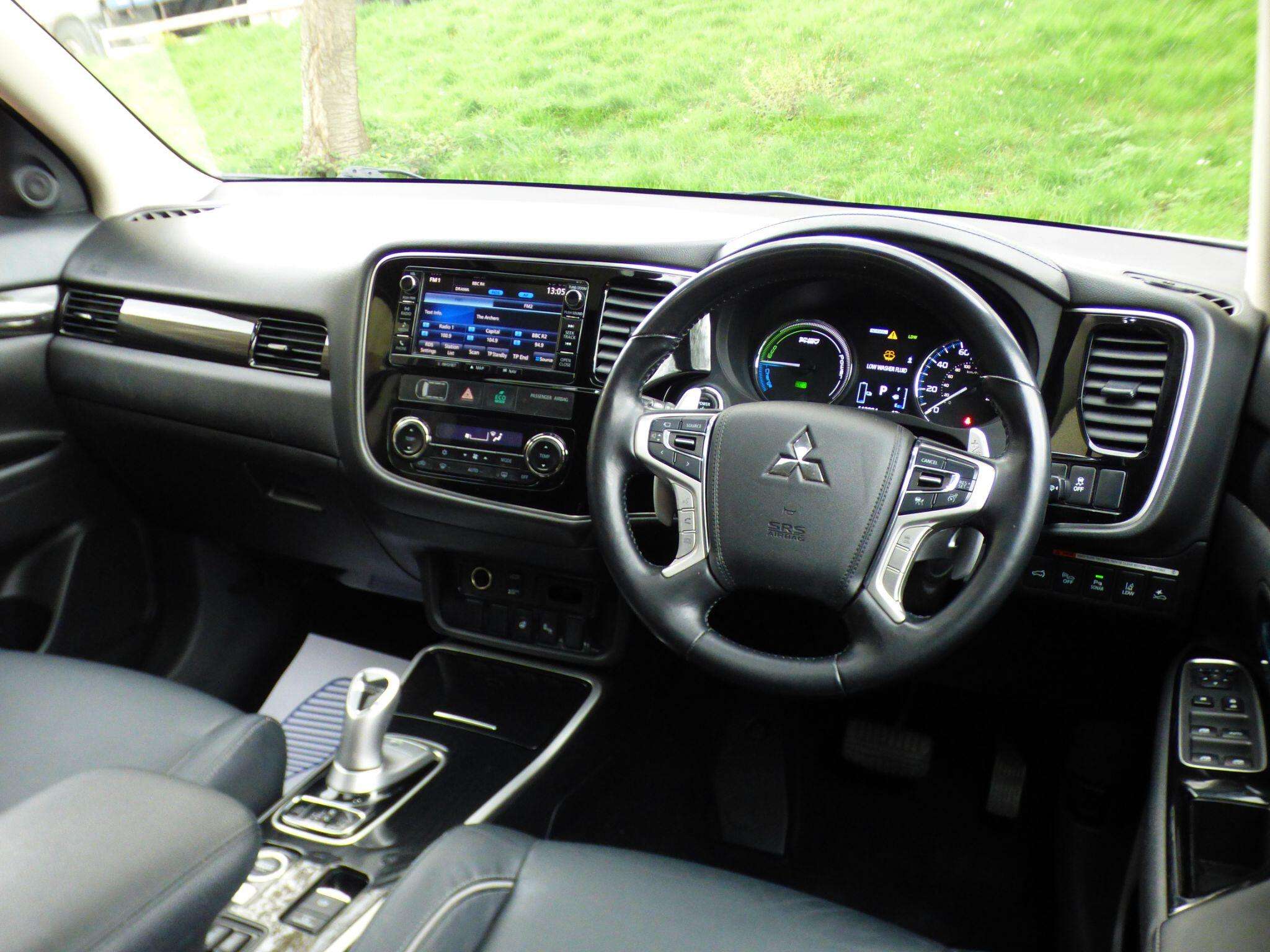 A 2017 MITSUBISHI OUTLANDER 2.0h 12kWh 4hs CVT 4WD Euro 6 (s/s) 5dr A 2017 MITSUBISHI OUTLANDER 2.0h 12kWh 4hs CVT 4WD Euro 6 (s/s) 5dr