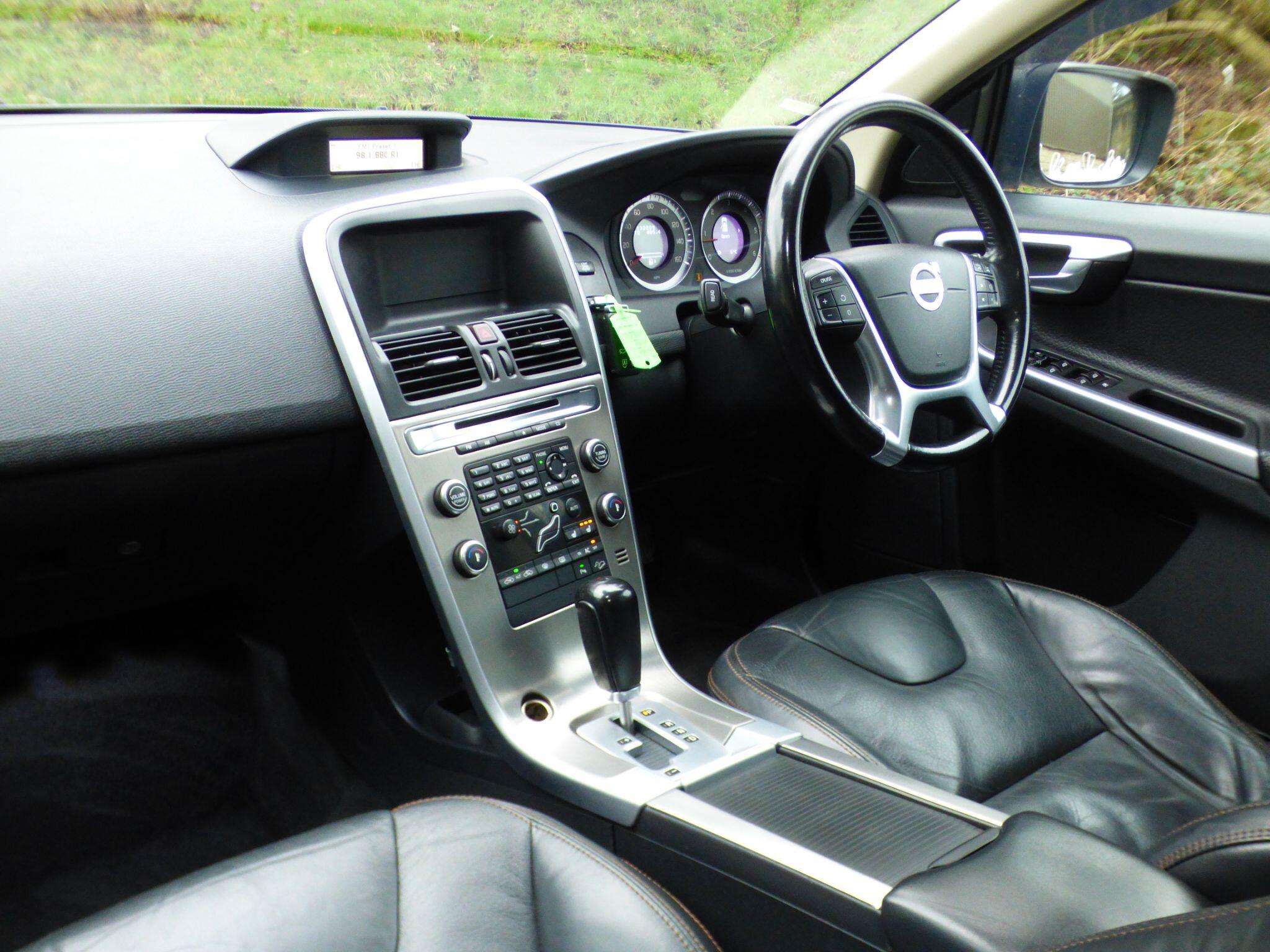 A 2009 VOLVO XC60 2.4 D5 SE SUV 5dr Diesel Geartronic AWD Euro 4 (205 ps) A 2009 VOLVO XC60 2.4 D5 SE SUV 5dr Diesel Geartronic AWD Euro 4 (205 ps)