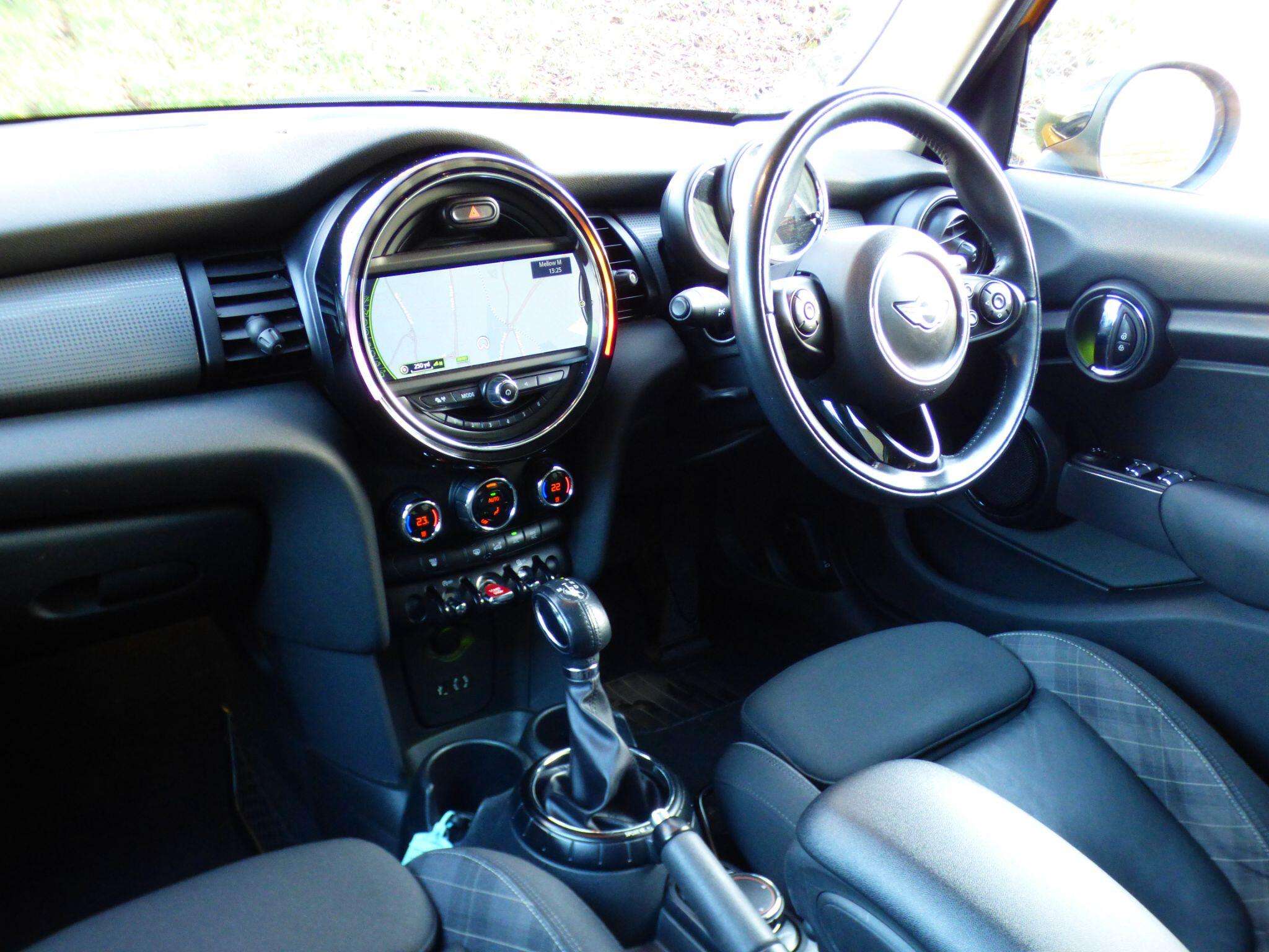 A 2015 MINI HATCH 1.5 Cooper Auto Euro 6 (s/s) 5dr A 2015 MINI HATCH 1.5 Cooper Auto Euro 6 (s/s) 5dr