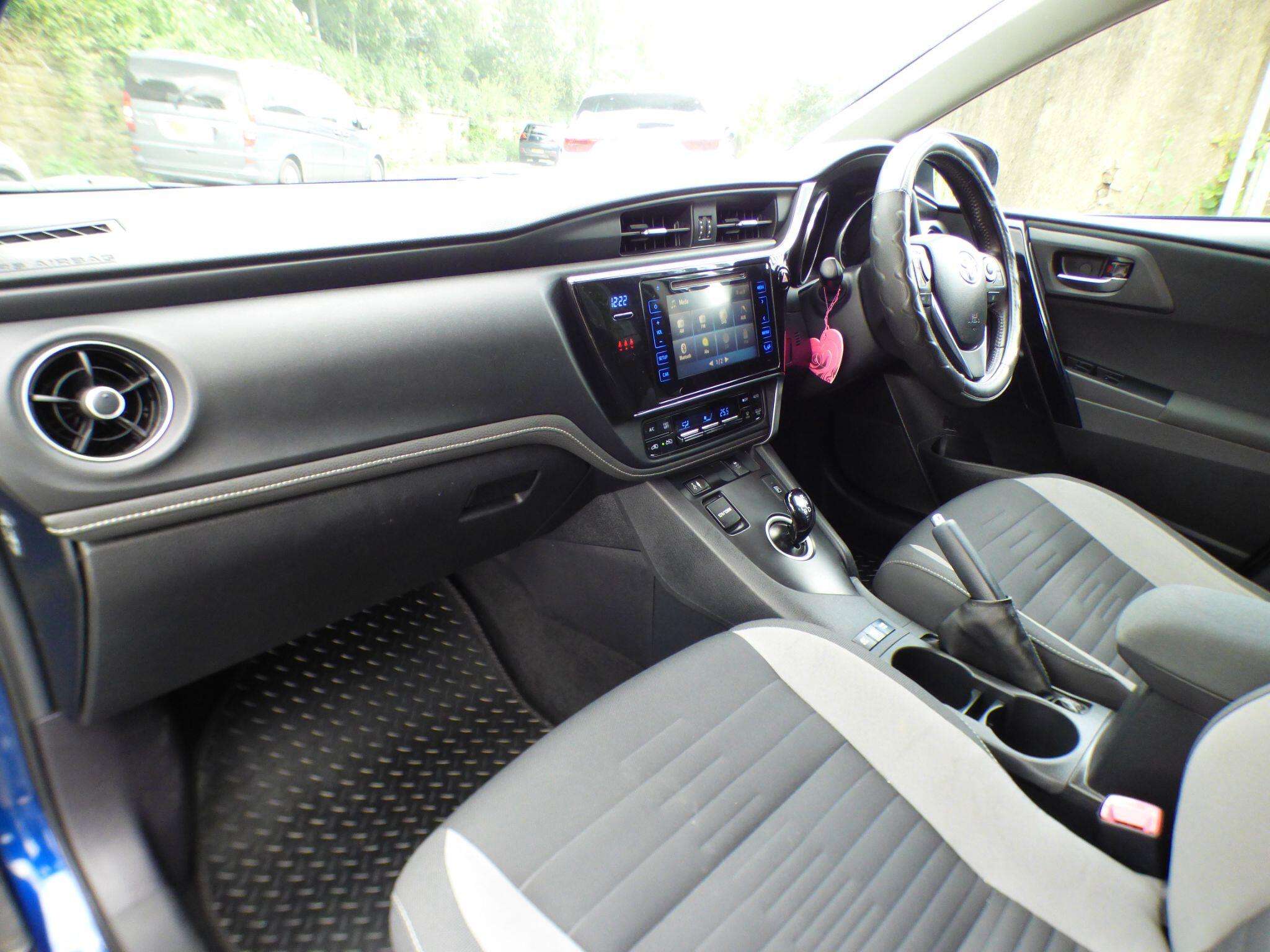 A 2015 TOYOTA AURIS 1.8 VVT-h Design CVT Euro 6 (s/s) 5dr (Safety Sense) A 2015 TOYOTA AURIS 1.8 VVT-h Design CVT Euro 6 (s/s) 5dr (Safety Sense)