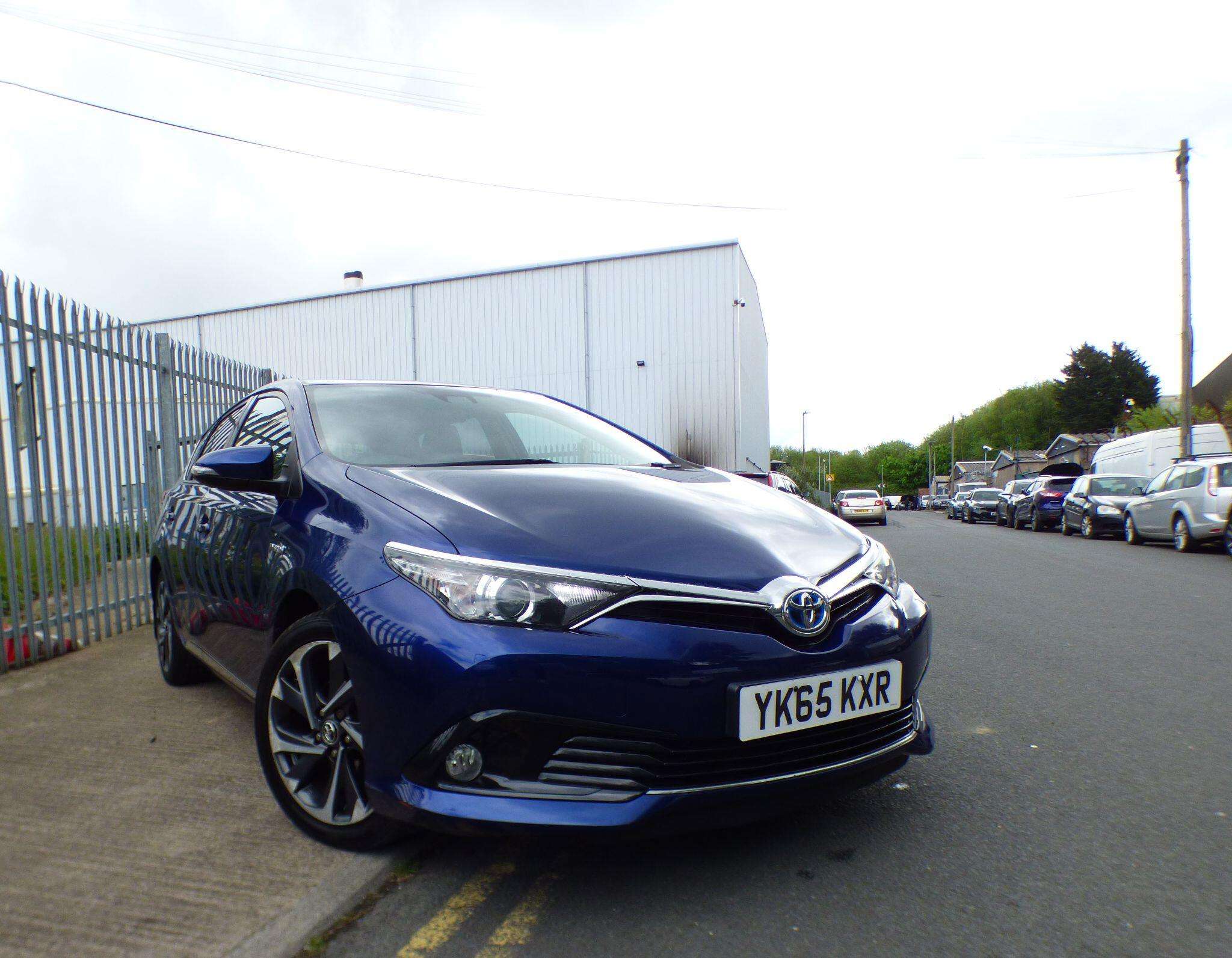 A 2015 TOYOTA AURIS 1.8 VVT-h Design CVT Euro 6 (s/s) 5dr (Safety Sense) A 2015 TOYOTA AURIS 1.8 VVT-h Design CVT Euro 6 (s/s) 5dr (Safety Sense)