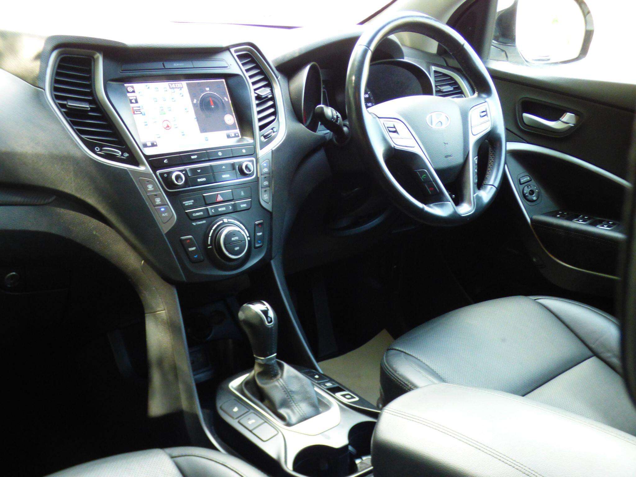 A 2017 HYUNDAI SANTA FE 2.2 CRDi Blue Drive Premium Auto 4WD Euro 6 (s/s) 5dr (7 Seat) A 2017 HYUNDAI SANTA FE 2.2 CRDi Blue Drive Premium Auto 4WD Euro 6 (s/s) 5dr (7 Seat)