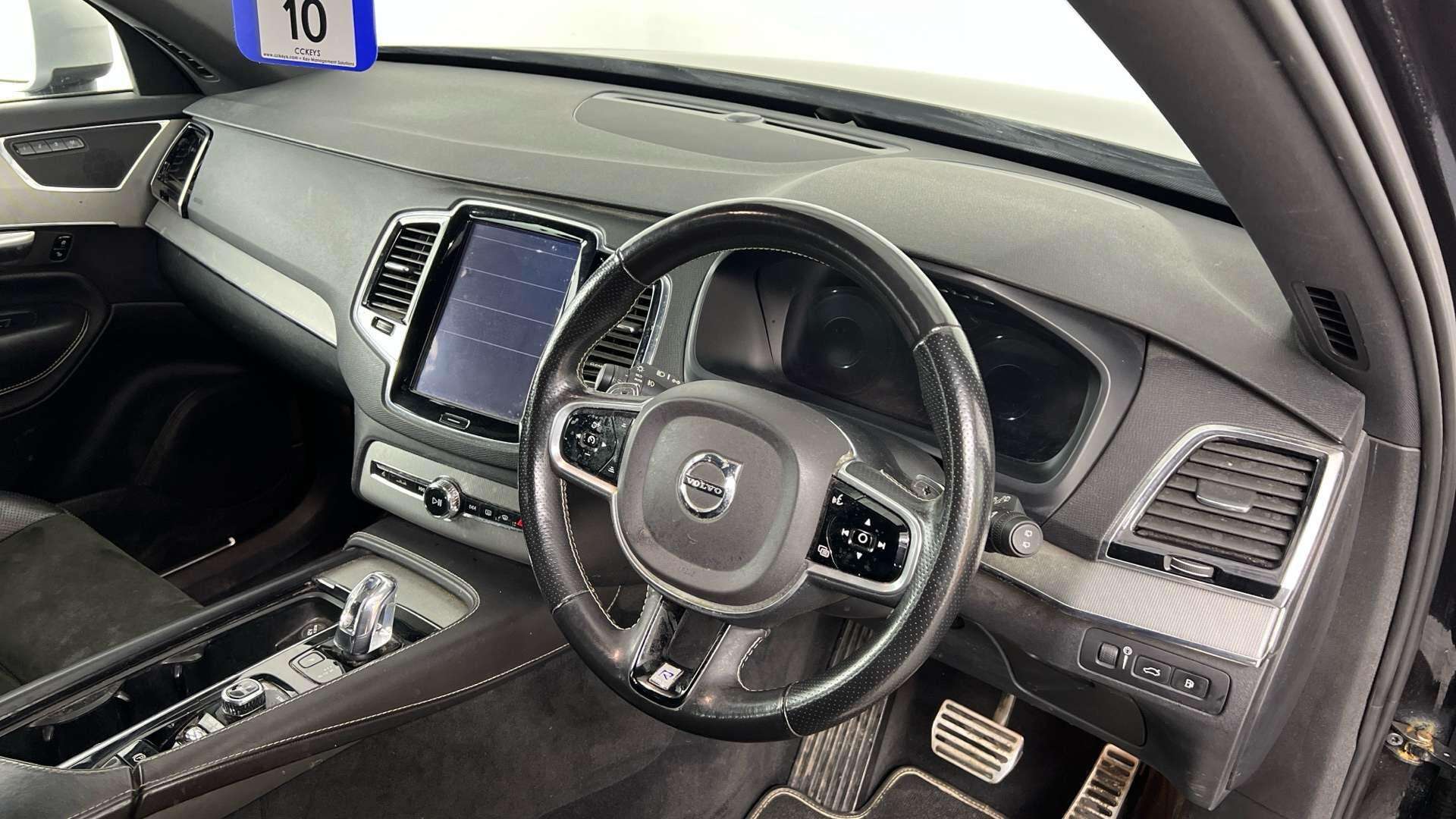 A 2016 VOLVO XC90 2.0h T8 Twin Engine 9.2kWh R-Design Geartronic 4WD Euro 6 (s/s) 5dr A 2016 VOLVO XC90 2.0h T8 Twin Engine 9.2kWh R-Design Geartronic 4WD Euro 6 (s/s) 5dr