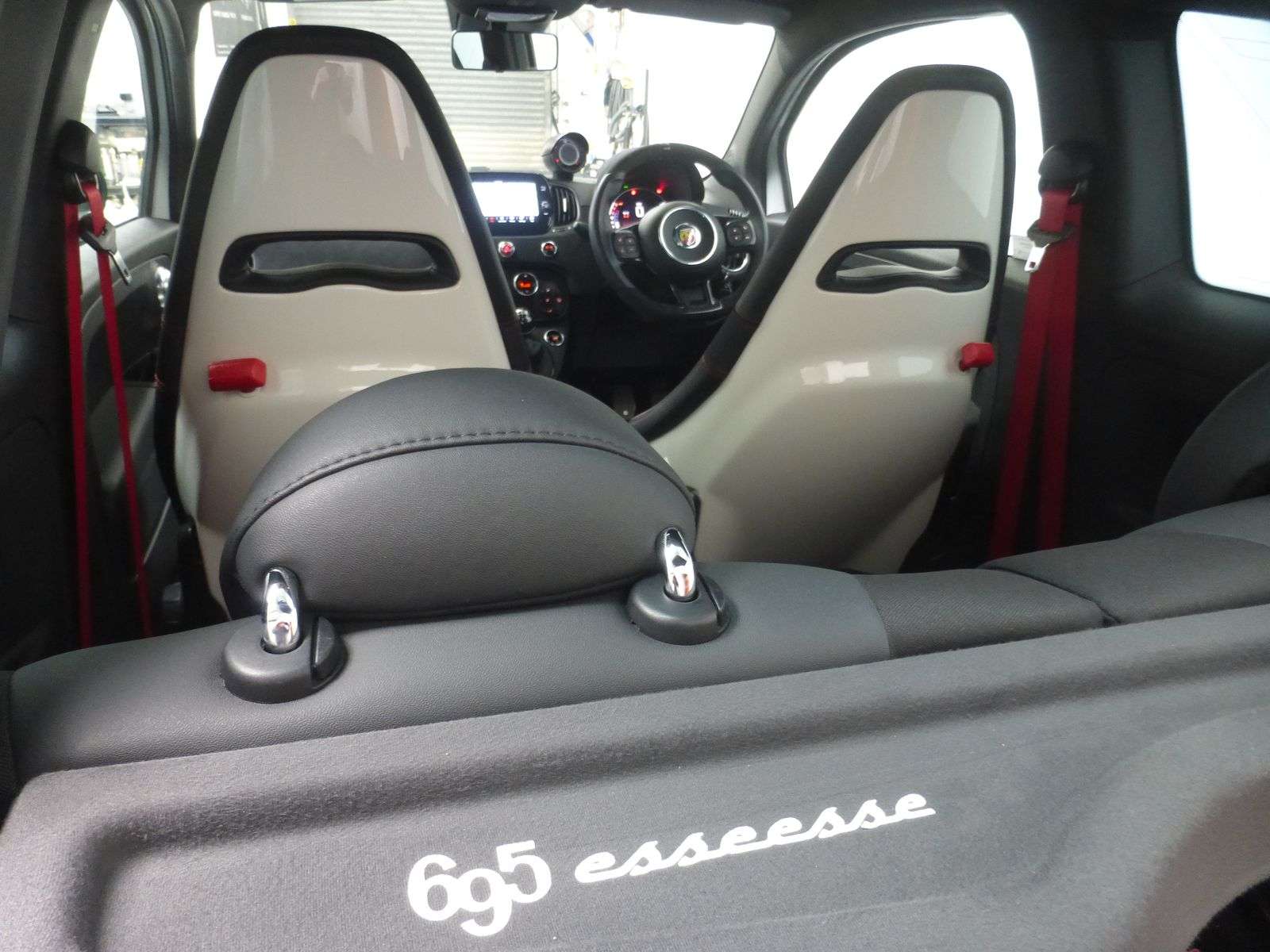 2022 ABARTH 695 2022 ABARTH 695