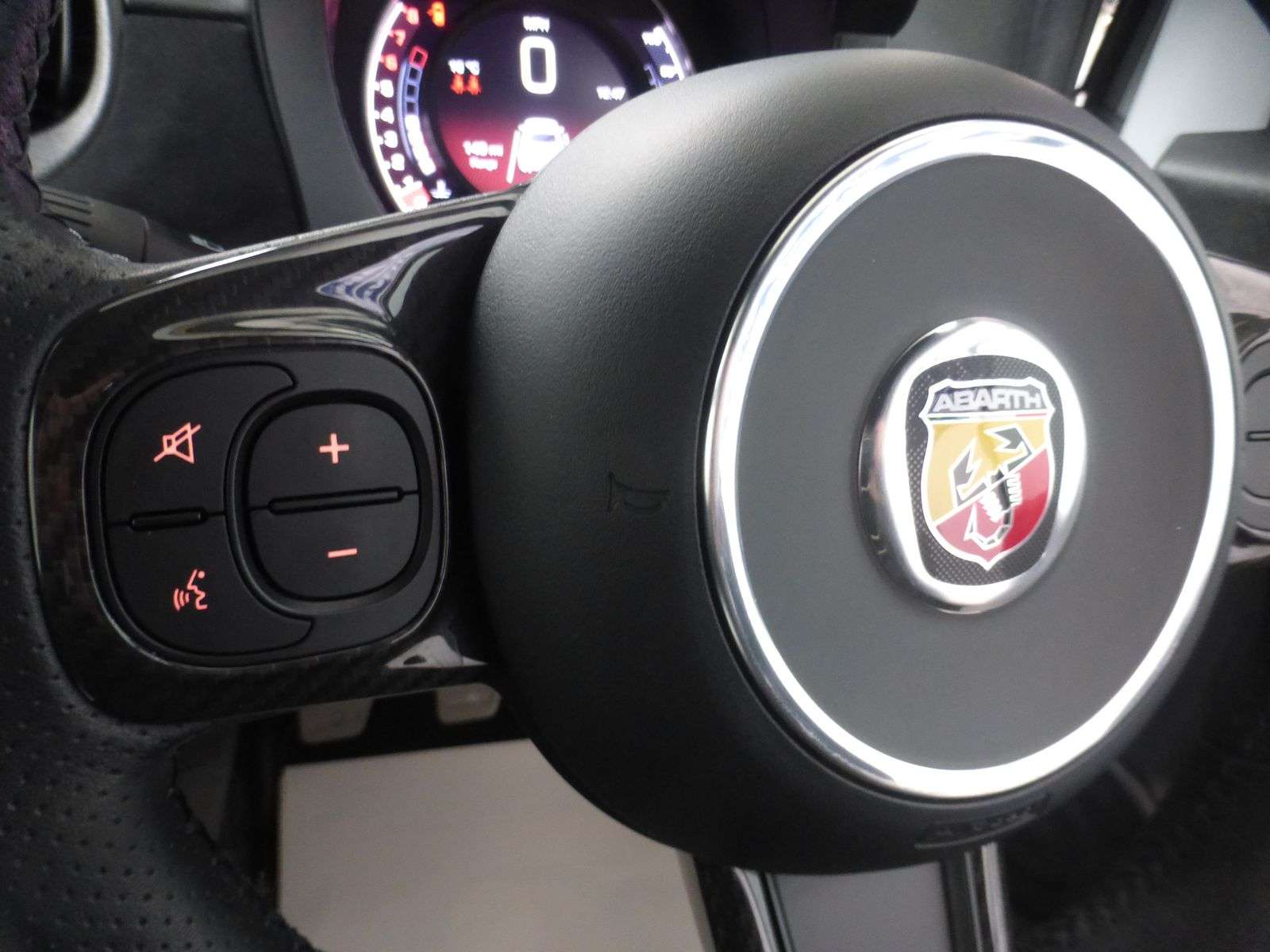 2022 ABARTH 695 2022 ABARTH 695