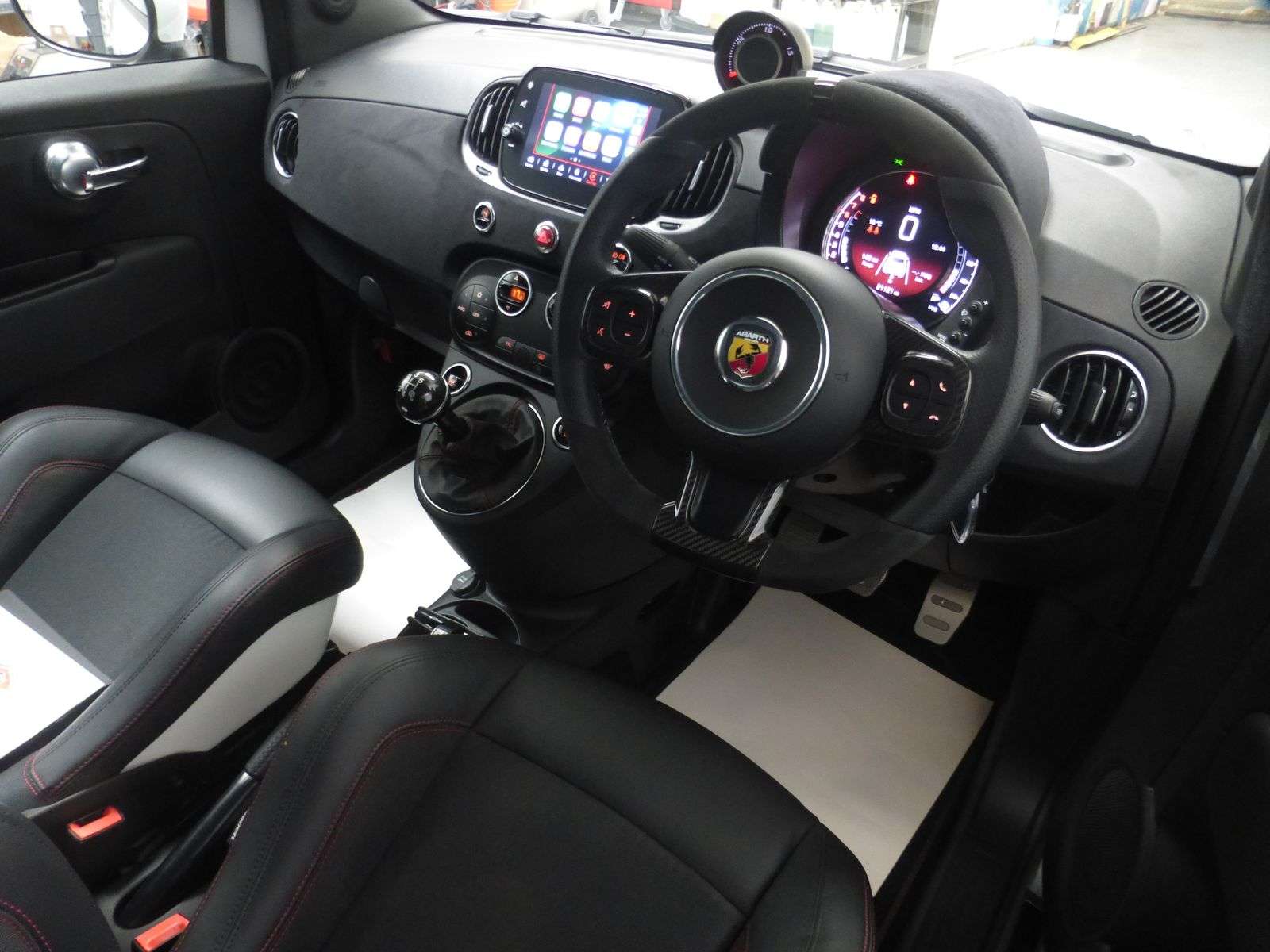 2022 ABARTH 695 2022 ABARTH 695
