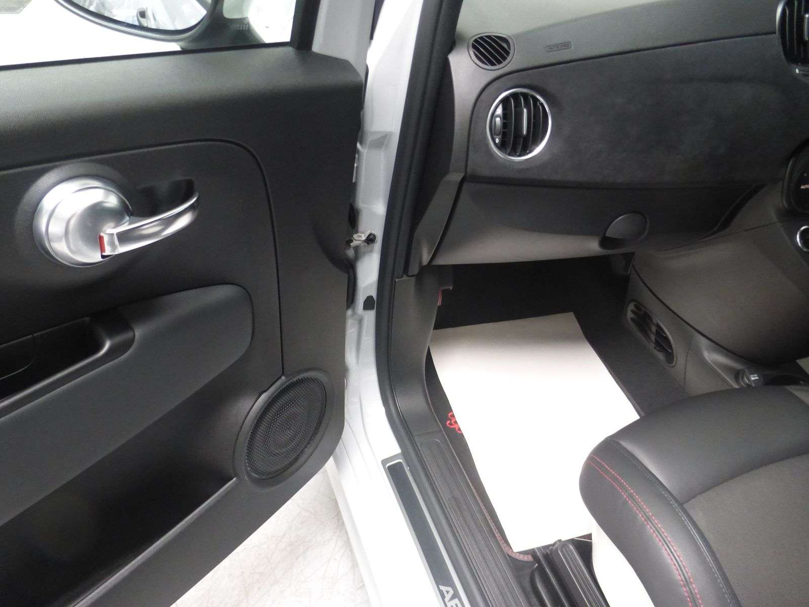 2022 ABARTH 695 2022 ABARTH 695