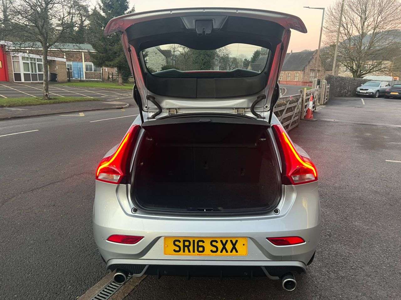 2016 VOLVO V40 2016 VOLVO V40