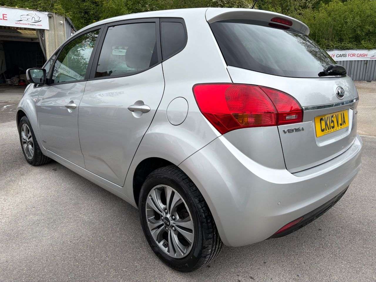 A 2015 KIA VENGA 1.4 CRDi SR7 MPV 5dr Diesel Manual Euro 5 *REAR PARKING SENSORS, CD, USB BT A 2015 KIA VENGA 1.4 CRDi SR7 MPV 5dr Diesel Manual Euro 5 *REAR PARKING SENSORS, CD, USB BT