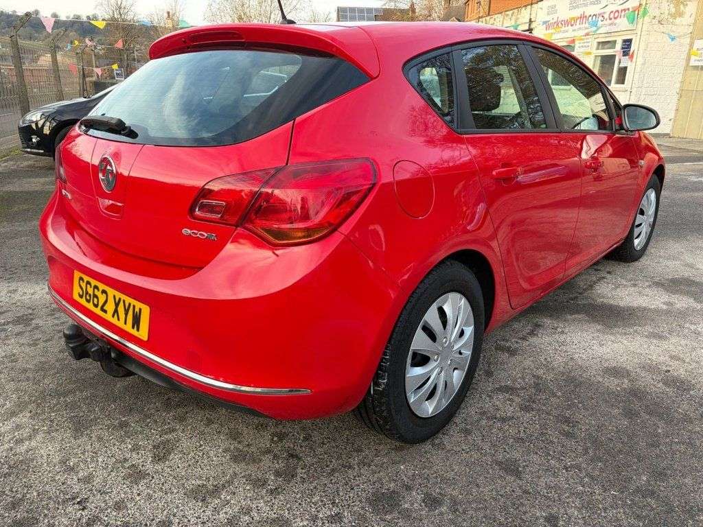 A 2013 VAUXHALL ASTRA 1.7 CDTi ecoFLEX ES Hatchback 5dr Diesel Manual Euro 5 (s/s) (110 ps *FULL A 2013 VAUXHALL ASTRA 1.7 CDTi ecoFLEX ES Hatchback 5dr Diesel Manual Euro 5 (s/s) (110 ps *FULL
